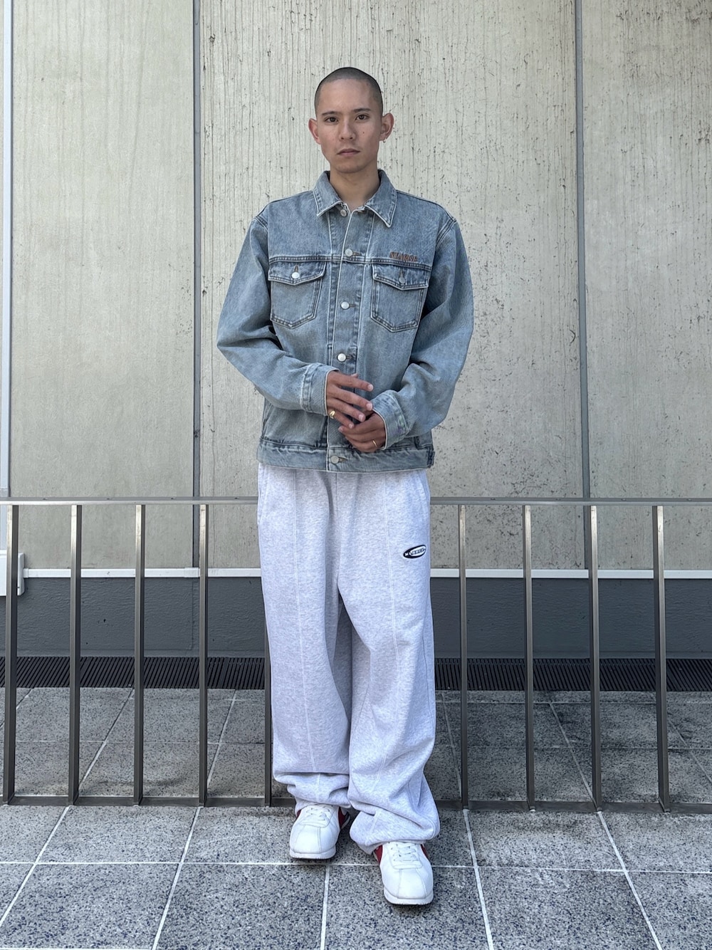 XLARGEのデニムジャケット（ブラック系）を使った人気ファッション