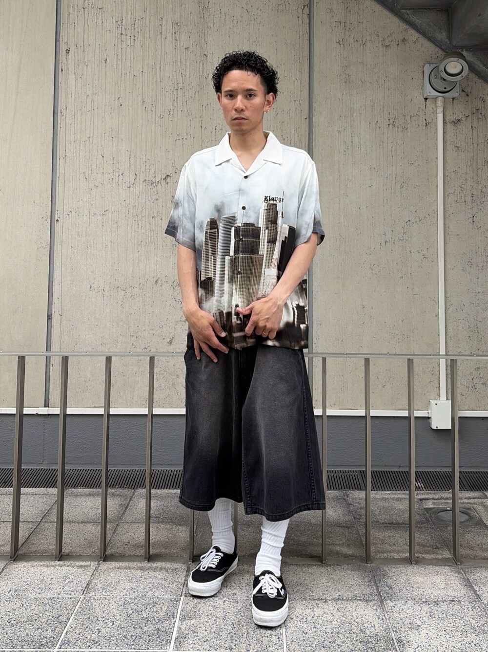 ホワイト系のシャツ/ブラウス、その他のその他パンツを着用したメンズの夏コーディネートの1枚目の写真