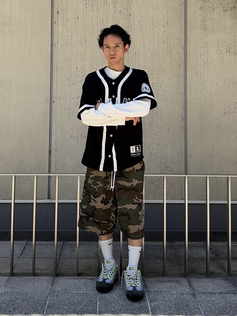 その他のその他パンツ、ブラック系のTシャツ/カットソー、ホワイト系のTシャツ/カットソーを着用したメンズの春コーディネートの1枚目の写真
