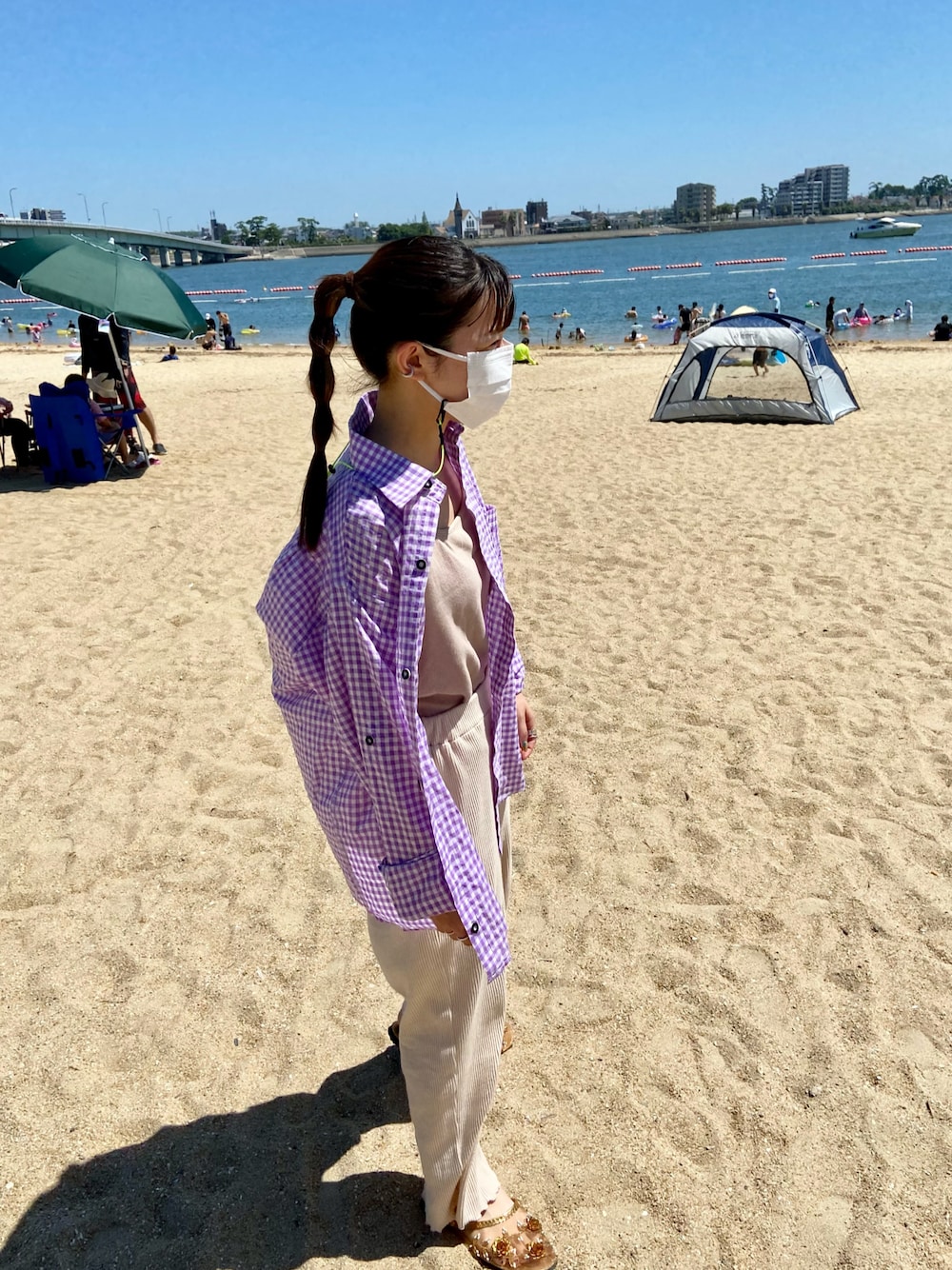 「カジュアル、休日スタイル、夏コーデ、シャツコーデ、シャツスタイル、シャツ、低身長、低身長コーデ、低身長女子、mystic、リブパンツ、ポニーテール、ベージュ、ベージュコーデ、カラーシャツ」｜「mysticのアイテム（その他パンツ、ベージュ系）」を使った、yukachin0204さん（レディース・148cm）の夏コーディネートの1枚目の写真