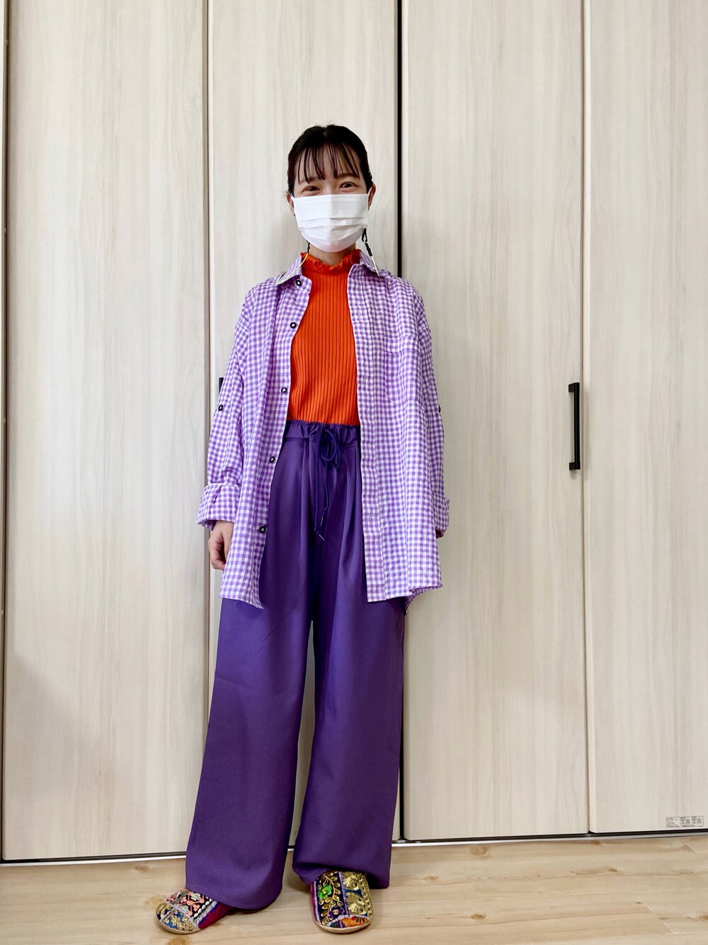 「カジュアルコーデ、パープル、カラーパンツ、カスタネ、低身長、低身長コーデ、着回しコーデ、大人女子、ZARA、スラックスパンツ、スラックス、派手、色物、低身長女子」｜「ZARAのアイテム（Tシャツ/カットソー、オレンジ系）」を使った、yukachin0204さん（レディース・148cm）の秋コーディネートの1枚目の写真