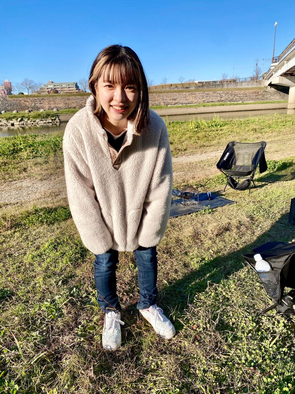 「カジュアルコーデ、オトナ女子、スニーカーコーデ、スニーカー、アウトドアスタイル、ユニクロ、ユニクロコーデ、ホワイトマウンテニアリング、フリース、アウトドア、カジュアル、おしゃれさんと繋がりたい、スキニーデニム、スキニー、スキニーパンツ」｜「UNIQLOのアイテム（トップス、ホワイト系）」を使った、yukachin0204さん（レディース・148cm）の秋コーディネートの1枚目の写真