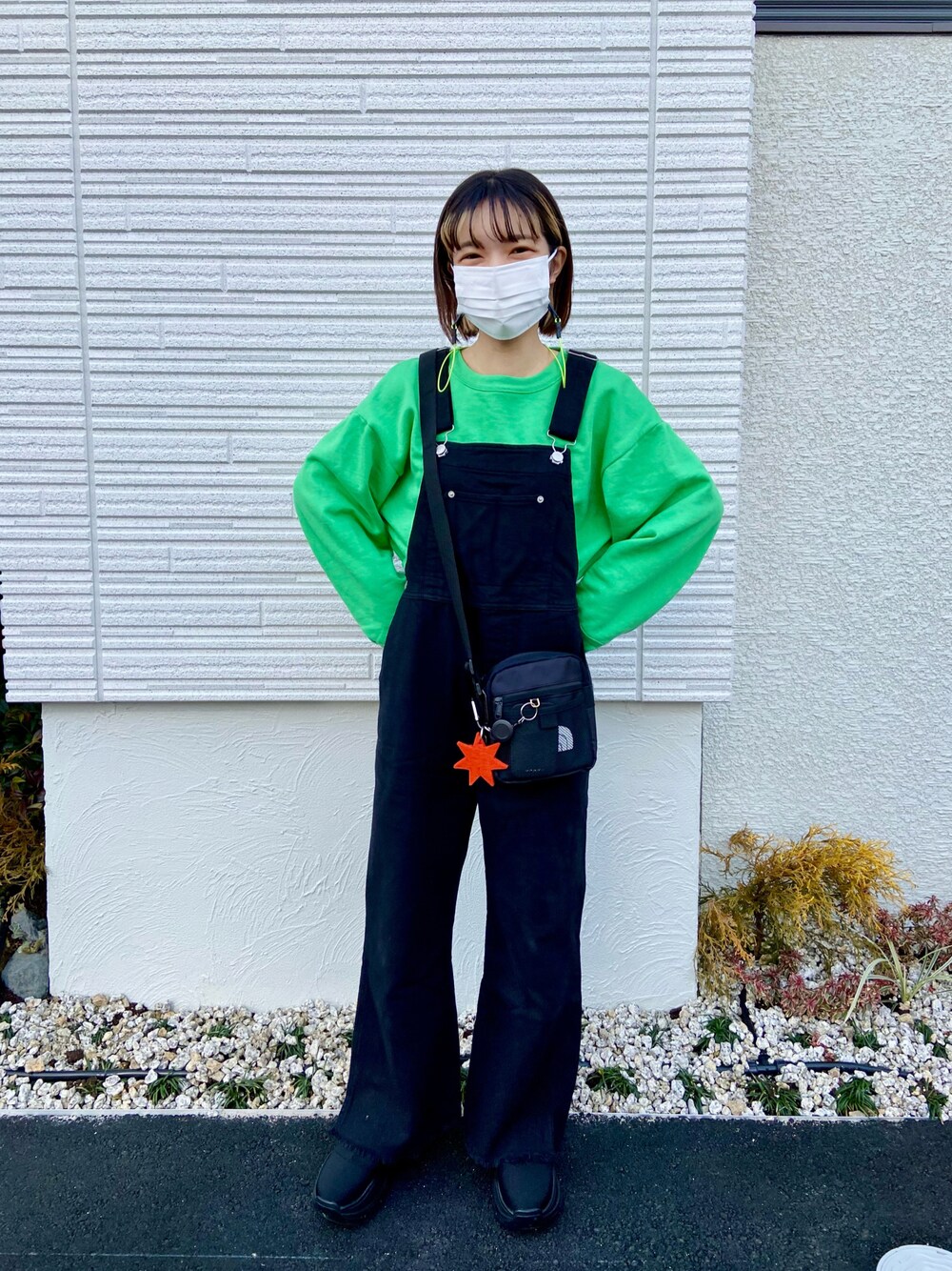「大人カジュアル、春コーデ、お出かけコーデ、オーバーオール、サロペット、デニム、カジュアル、カジュアルコーデ、低身長、低身長コーデ、低身長女子、スウェット、ZARA、mystic、デニムサロペット」｜「ZARAのアイテム（スウェット、グリーン系）」を使った、yukachin0204さん（レディース・148cm）の冬コーディネートの1枚目の写真