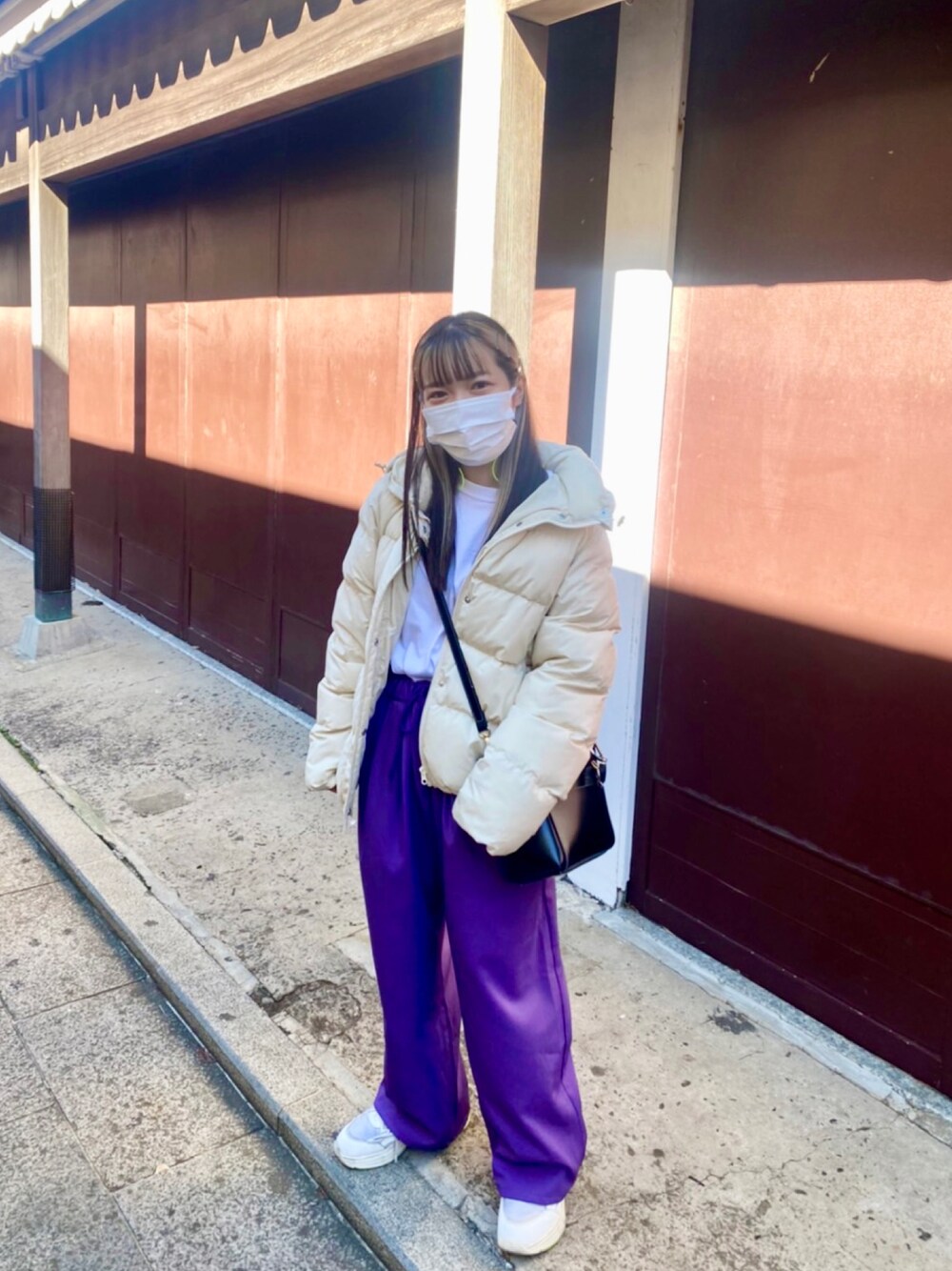 「ジーユー、GU、カジュアル、ダウンジャケット、ダウン、カラーパンツ、パープル、白、シンプルコーデ、シンプル、低身長コーデ、低身長、秋コーデ」｜「Kastaneのアイテム（パンツ、パープル系）」を使った、yukachin0204さん（レディース・148cm）の秋コーディネートの1枚目の写真