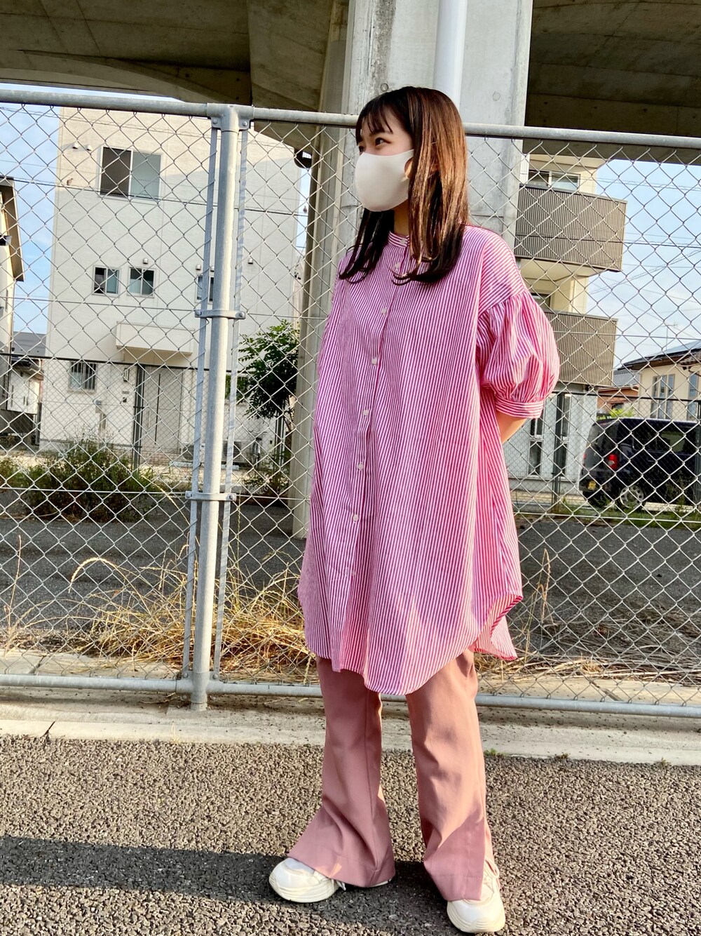 「パンツスタイル、センタープレス、ピンクコーデ、ストライプ、ストライプシャツ、低身長、低身長コーデ、148cm、mystic、シャツコーデ」｜「DISCOATのアイテム（シャツ/ブラウス、ピンク系）」を使った、yukachin0204さん（レディース・148cm）の夏コーディネートの1枚目の写真