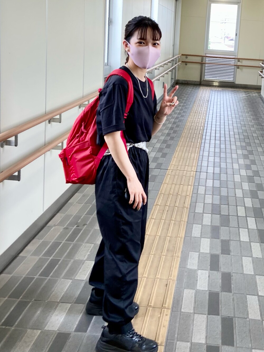「休日スタイル、おしゃれさんと繋がりたい、低身長、低身長コーデ、オールブラック、ブラックコーデ、ブラック、Tシャツ、黒Tシャツ、黒パンツ、リュックスタイル、リュック、BEAMS、FRUIT OF THE LOOM、UNIQLO」｜「UNIQLOのアイテム（Tシャツ/カットソー、ブラック系）」を使った、yukachin0204さん（レディース・148cm）の夏コーディネートの1枚目の写真