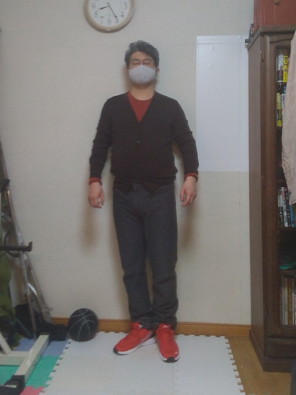 「チェスターコート、Tシャツ、カーディガン、チェックパンツ、スニーカー、マスク、メガネ男子」｜「Loro Pianaのロロピアーナ生地　チェスターフィールドコート（チェスターコート、グレー系）」を使った、加藤智雅さん（メンズ・172cm）の春コーディネートの2枚目の写真