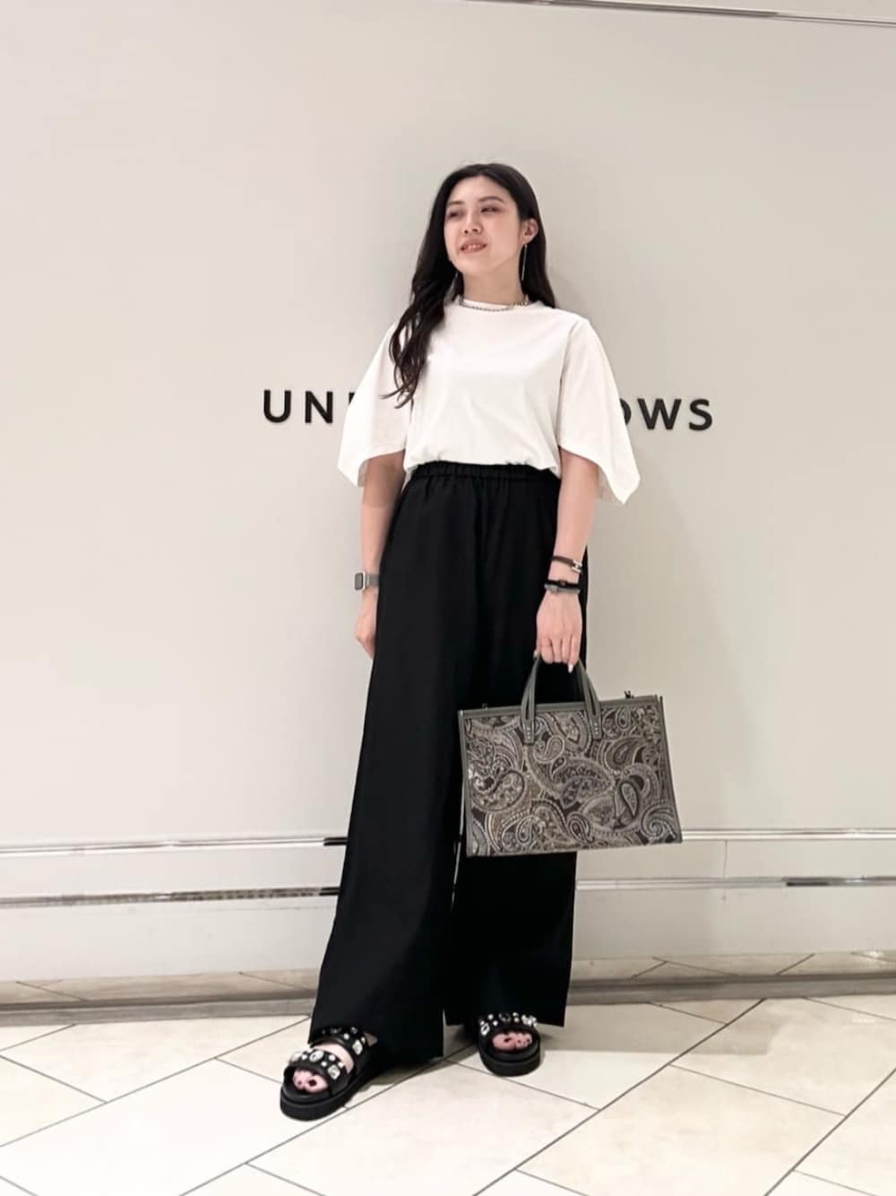 ホワイト系のTシャツ/カットソー、ブラック系のその他パンツ、ブラック系のサンダルを着用したレディースの夏コーディネートの1枚目の写真