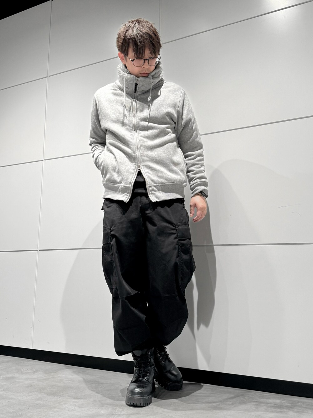 「シンプルコーデ、カーゴパンツ、モノトーン」｜「GUのスーパーワイドカーゴパンツ（カーゴパンツ、ブラック系）」を使った、‪mochiさん（メンズ・171cm）の春コーディネートの1枚目の写真