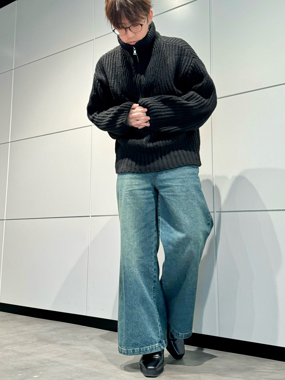 「シンプルコーデ、ハーフジップ、デニム、ハーフジップニット、メガネ男子」｜「CLELの【CLEL】Vintage Design Flare Denim Pants /ヴィンテージデザイン フレアデニムパンツ（デニムパンツ、ブルー系）」を使った、‪mochiさん（メンズ・171cm）の春コーディネートの1枚目の写真