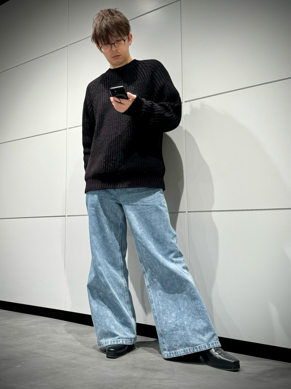 「春のおしゃ見えテクニック、メンズファッション、今日のコーデ、シンプルコーデ、デニム、ニット、GU、実はオフィス着、シンプル、春コーデ」｜「CLELの【CLEL】High Sole Design Heel Boots/ハイソール デザイン ヒールブーツ（ブーツ、ブラック系）」を使った、‪mochiさん（メンズ・171cm）の春コーディネートの1枚目の写真