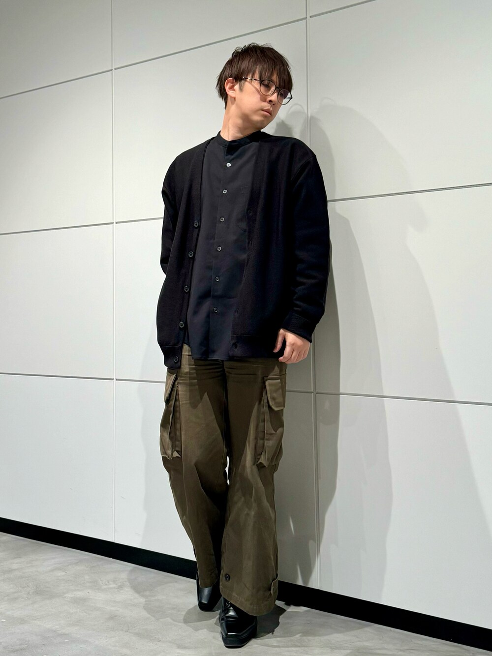 「メガネ男子、春のおしゃ見えテクニック、春コーデ、メンズコーデ、シンプル、シンプルコーデ、カーゴパンツ」｜「GUのアイテム（シャツ/ブラウス、ブラック系）」を使った、‪mochiさん（メンズ・171cm）の春コーディネートの1枚目の写真