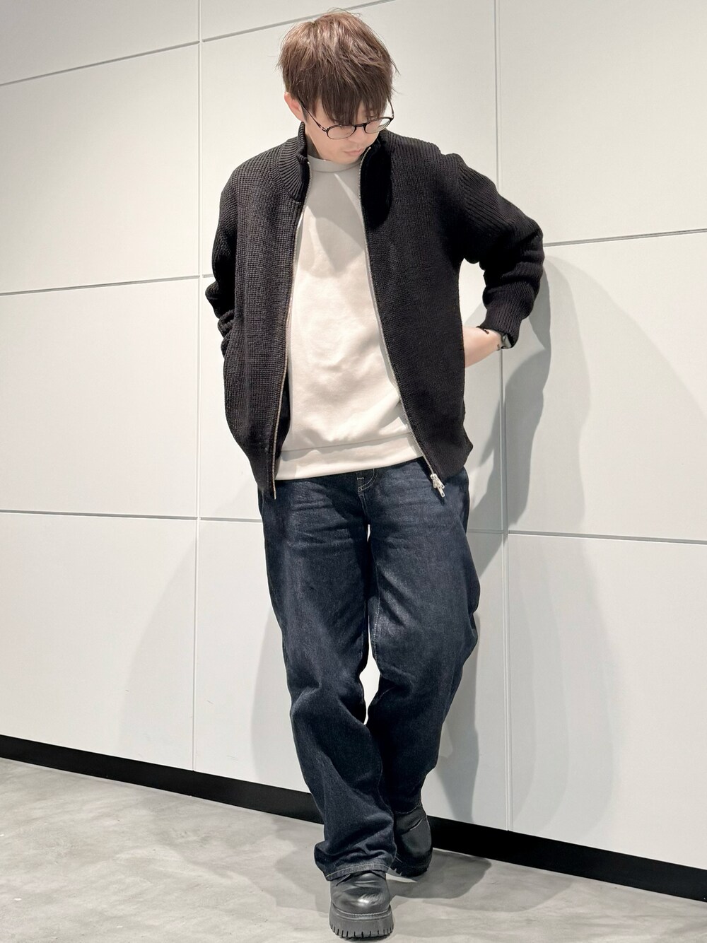 「春のおしゃ見えテクニック、デニム、ドライバーズニット、雨の日コーデ、GU、ニット、メガネ男子」｜「GUのアイテム（デニムパンツ、ブルー系）」を使った、‪mochiさん（メンズ・171cm）の春コーディネートの1枚目の写真