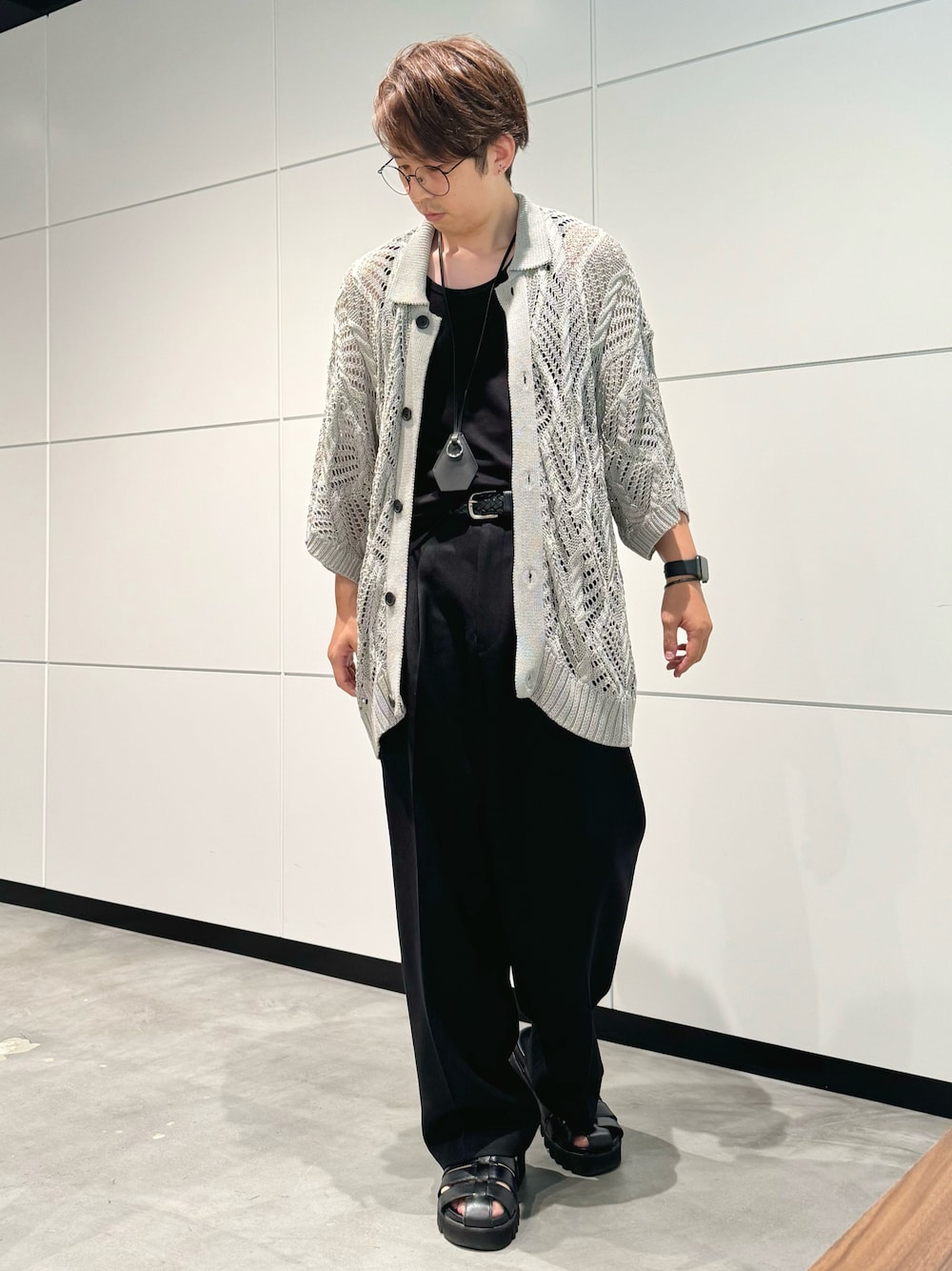 「秋服準備はじめました、メンズファッション、シンプルコーデ、シンプル、メガネ男子、GU、カーディガン、スラックス」｜「GUのツータックバギースラックス（スラックス、ブラック系）」を使った、‪mochiさん（メンズ・171cm）の夏コーディネートの1枚目の写真