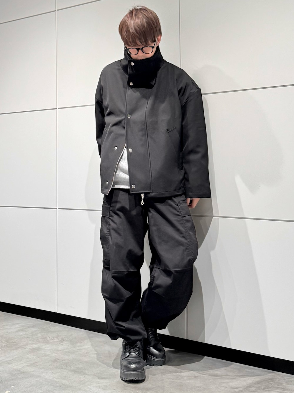 「モノトーン、モノトーンコーデ、シンプル、シンプルコーデ、カーゴパンツ、ブーツ、メガネ男子、GU、秋冬コーデ」｜「GUのスーパーワイドカーゴパンツ（カーゴパンツ、ブラック系）」を使った、‪mochiさん（メンズ・171cm）の秋コーディネートの1枚目の写真