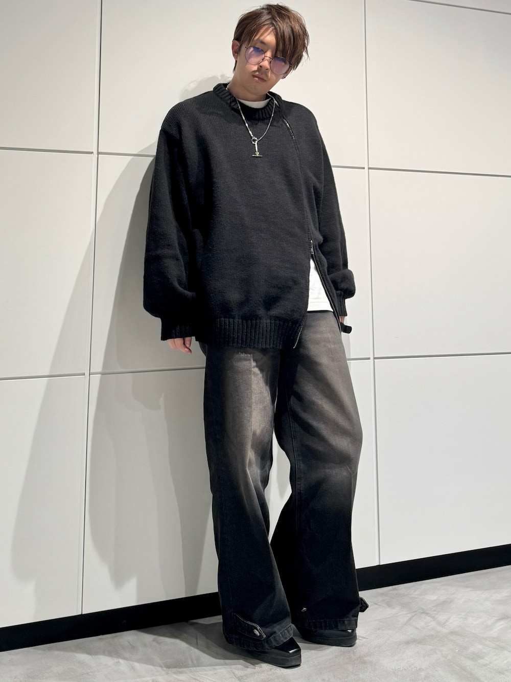 「冬コーデ、秋冬コーデ、シンプル、シンプルコーデ、ニット、ブーツ、モノトーン、モノトーンコーデ、メガネ男子」｜「ADRERのextra quality wide flare pants/エクストラクオリティワイドフレアパンツ（その他パンツ、ブラック系）」を使った、‪mochiさん（メンズ・171cm）の冬コーディネートの1枚目の写真