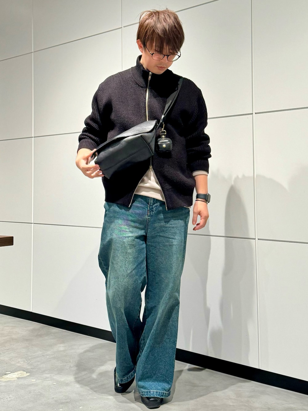 「シンプルコーデ、メガネ男子、GU、デニム、デニムパンツ、ドライバーズニット」｜「CLELの【CLEL】Vintage Design Flare Denim Pants /ヴィンテージデザイン フレアデニムパンツ（デニムパンツ、ブルー系）」を使った、‪mochiさん（メンズ・171cm）の春コーディネートの1枚目の写真