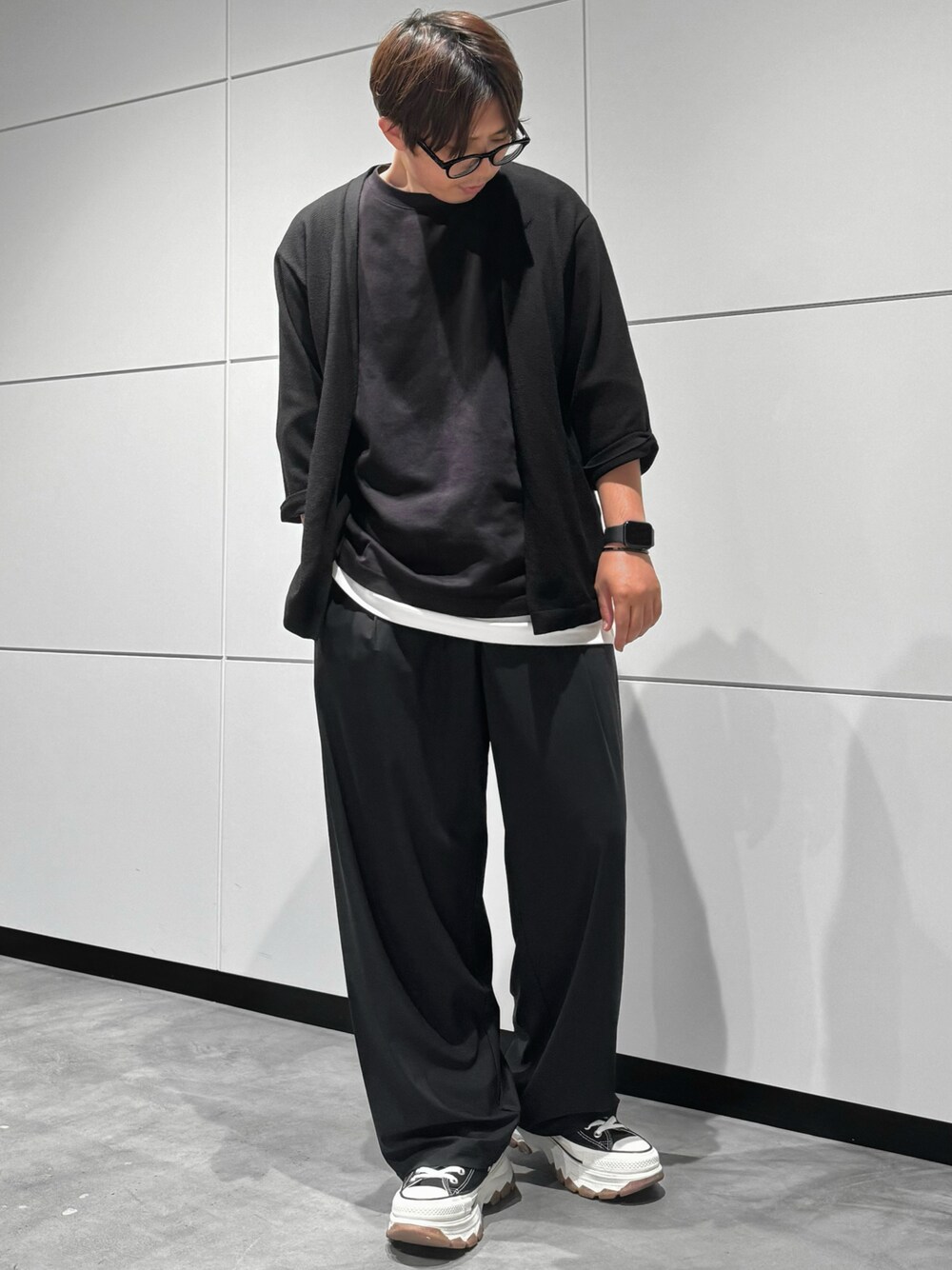 「シンプル、シンプルコーデ、モノトーン、黒コーデ、メガネ男子、UNIQLO」｜「UNIQLOのアイテム（パンツ、ブラック系）」を使った、‪mochiさん（メンズ・171cm）の夏コーディネートの1枚目の写真