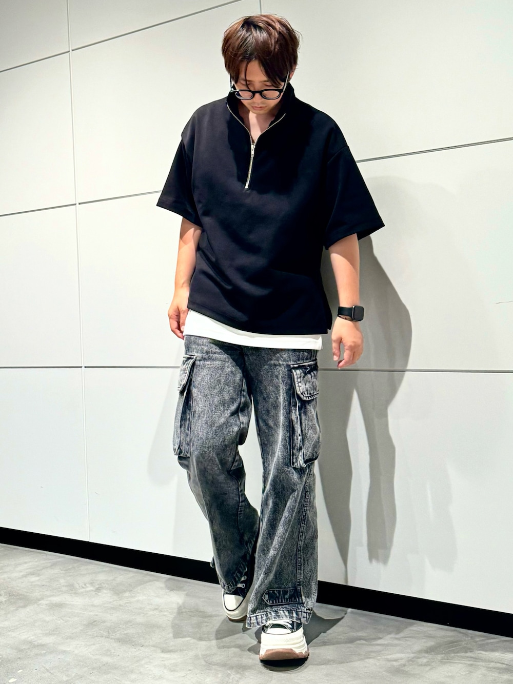 「モノトーン、シンプルコーデ、シンプル、カーゴパンツ、メガネ男子、ハーフジップ」｜「CLELの【CLEL】M-47 Type Military Flare Cargo Pants/M-47 タイプ ミリタリー フレア カーゴ パンツ（カーゴパンツ、ブラック系）」を使った、‪mochiさん（メンズ・171cm）の春コーディネートの1枚目の写真