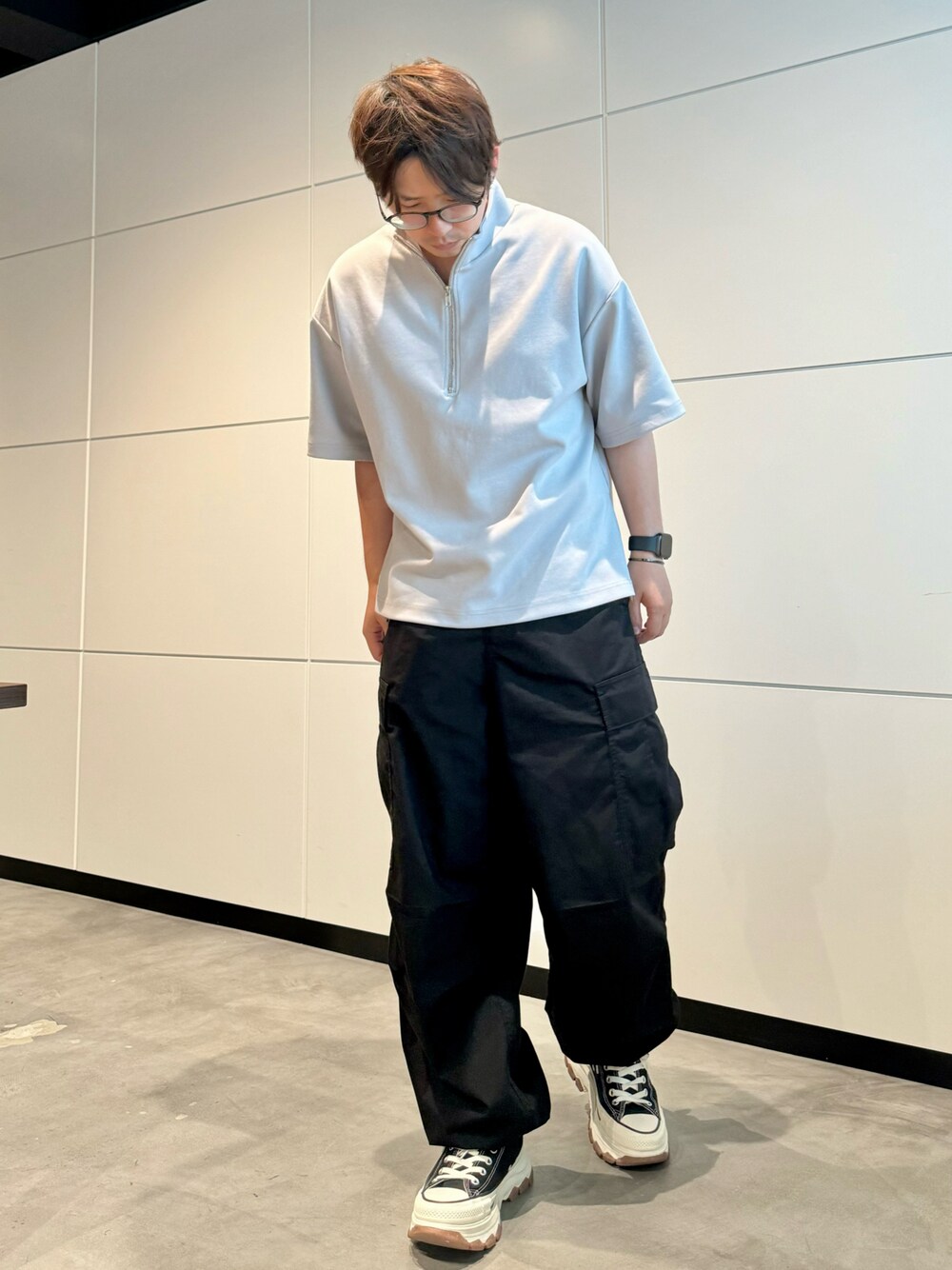 「モノトーン、シンプル、シンプルコーデ、カーゴパンツ、ハーフジップ、メガネ男子」｜「LILLのサイドスリットコットンポンチビッグシルエットドレープ5分袖ハーフジップカットソー（Tシャツ/カットソー、グレー系）」を使った、‪mochiさん（メンズ・171cm）の春コーディネートの1枚目の写真