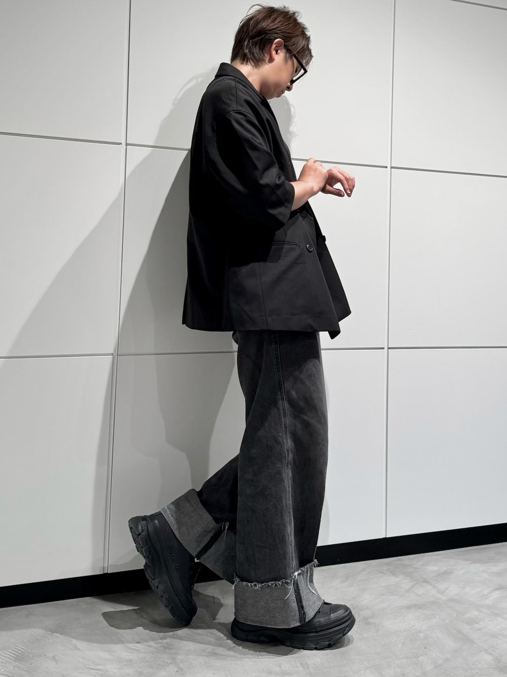 「メンズコーデ、ジャケット、スニーカー、コンバース、converse、黒コーデ、デニム、メガネ男子、初夏コーデ、モノトーンコーデ、モノトーン、今日のコーデ」｜「CLELの【CLEL】Vintage Design Roll-up Denim Pants/ヴィンテージデザイン ロールアップデニムパンツ（デニムパンツ、ブラック系）」を使った、‪mochiさん（メンズ・171cm）の春コーディネートの1枚目の写真