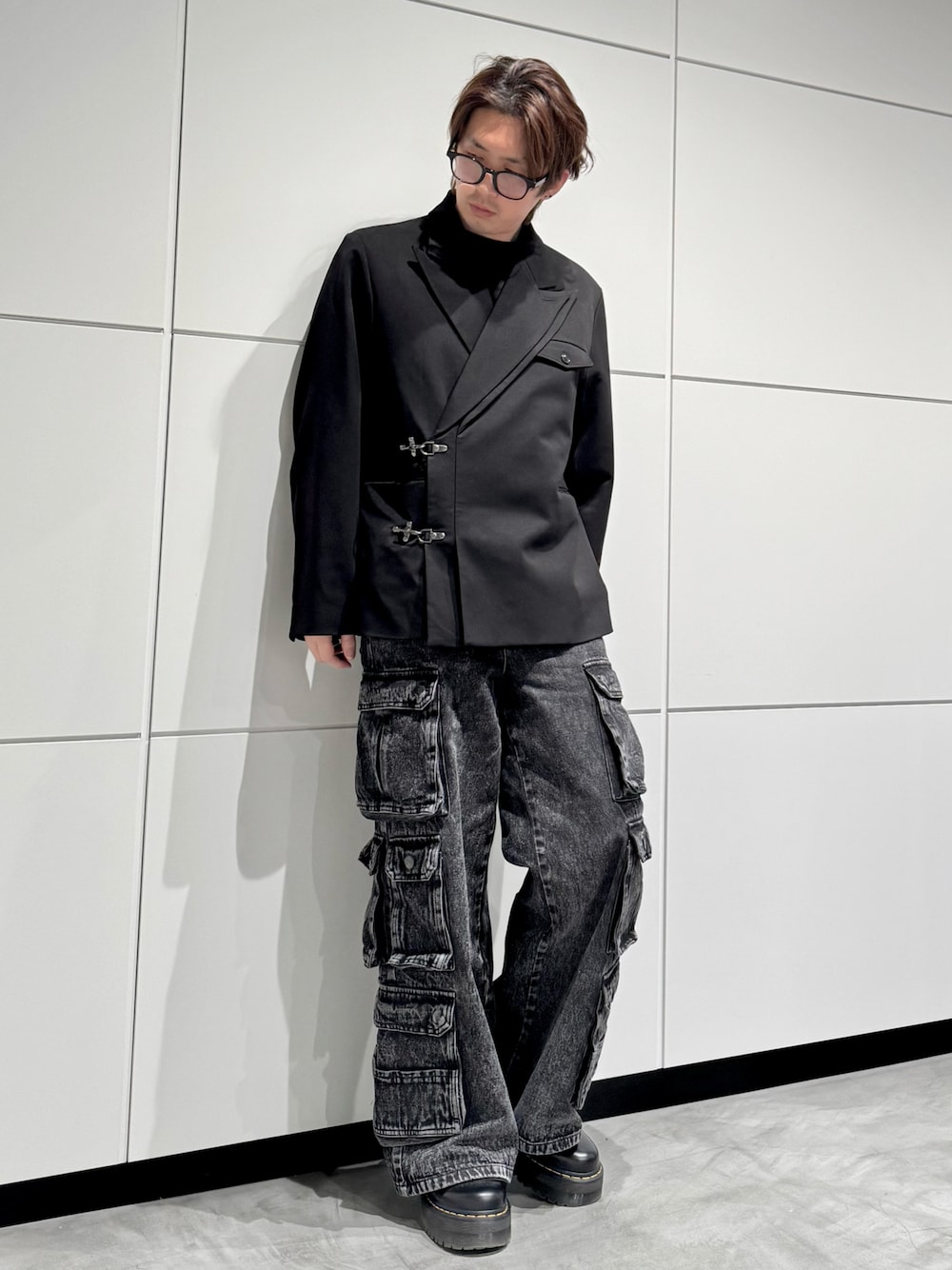 「ジャケット、カーゴパンツ、春服コーデ、春コーデ、メガネ男子、モノトーン、春、モノトーンコーデ」｜「CLELの【CLEL】3D Many Pocket Denim Cargo Pants / 3Dメニーポケット デニムカーゴパンツ（デニムパンツ、ブラック系）」を使った、‪mochiさん（メンズ・171cm）の春コーディネートの1枚目の写真