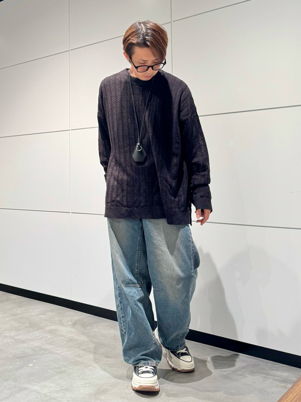 「シンプル、シンプルコーデ、メガネ男子、ニット、透かし編みニット、バレルレッグジーンズ、GU、秋コーデ、秋冬コーデ」｜「GUのバレルレッグジーンズ（デニムパンツ、ブルー系）」を使った、‪mochiさん（メンズ・171cm）の秋コーディネートの1枚目の写真