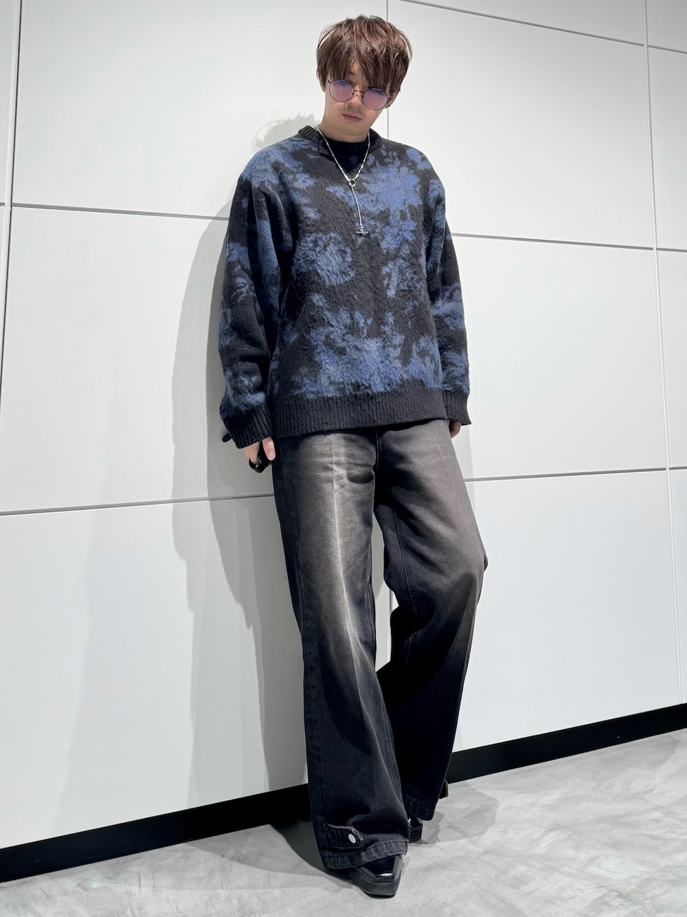 「冬コーデ、ニット、ニットコーデ、デニム、ブーツ、メガネ男子」｜「ADRERのextra quality wide flare pants/エクストラクオリティワイドフレアパンツ（その他パンツ、ブラック系）」を使った、‪mochiさん（メンズ・171cm）の冬コーディネートの1枚目の写真