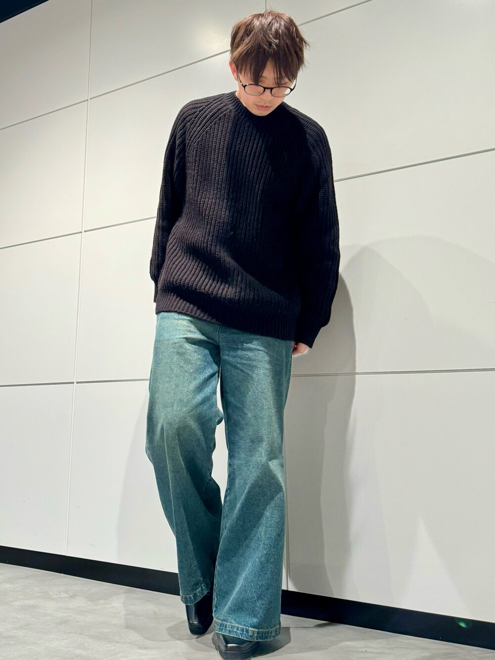 「春のおしゃ見えテクニック、メンズファッション、シンプル、シンプルコーデ、デニム、春コーデ、正直まだちょっと寒い、メガネ男子、ニット」｜「CLELの【CLEL】Vintage Design Flare Denim Pants /ヴィンテージデザイン フレアデニムパンツ（デニムパンツ、ブルー系）」を使った、‪mochiさん（メンズ・171cm）の春コーディネートの1枚目の写真