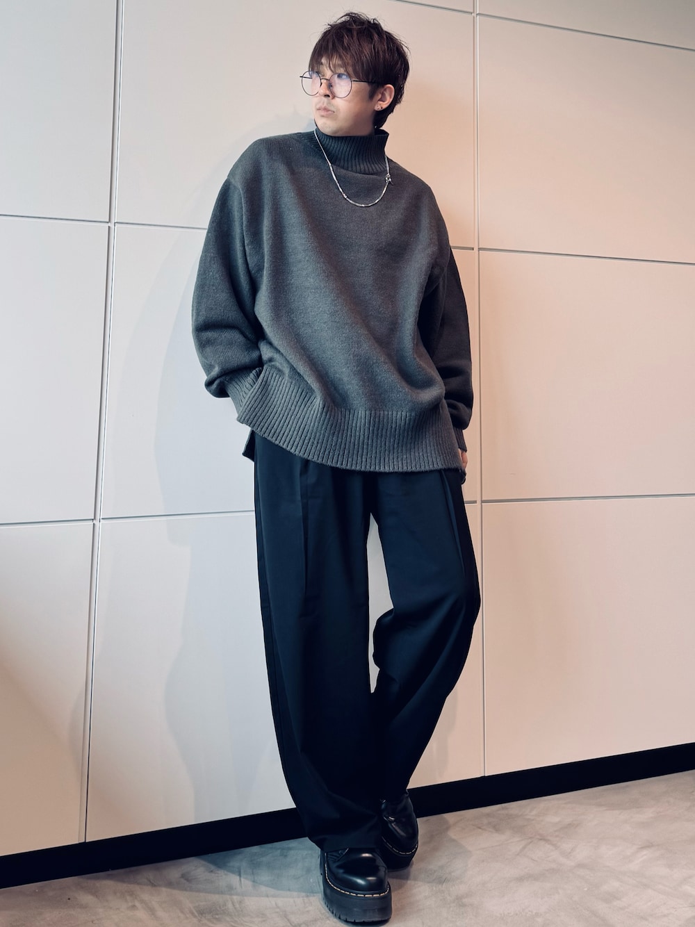 「モノトーン、モノトーンコーデ、ニット、スラックス、冬コーデ、メガネ男子、シンプル、シンプルコーデ、GU、バレルレッグスラックス」｜「GUのバレルレッグスラックス BLACK（スラックス、ブラック系）」を使った、‪mochiさん（メンズ・171cm）の冬コーディネートの1枚目の写真