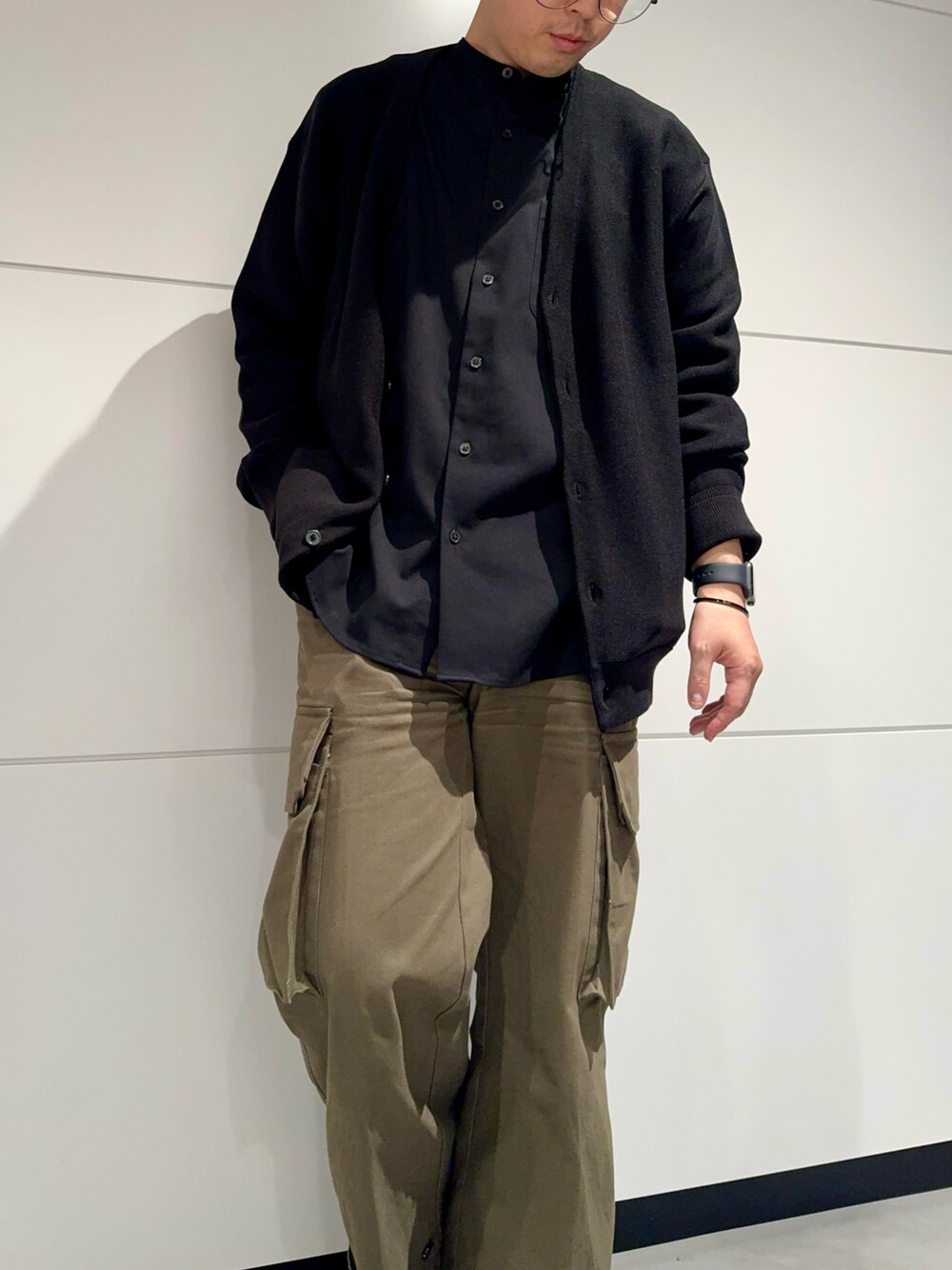 「カーゴパンツ、ニット、シャツ、キレイめカジュアル、GU」｜「CLELの【CLEL】M-47 Type Military Flare Cargo Pants/M-47 タイプ ミリタリー フレア カーゴ パンツ（カーゴパンツ、グリーン系）」を使った、‪mochiさん（メンズ・171cm）の春コーディネートの1枚目の写真