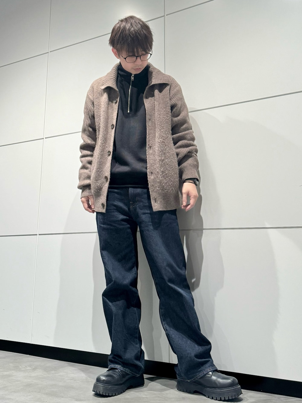 「実はオフィス着、メンズコーデ、デニム、UNIQLO、ハーフジップ、シンプルスタイル」｜「coenのビッグシルエットアゼ編みハーフジップバルキーニット（ニット/セーター、ブラック系）」を使った、‪mochiさん（メンズ・171cm）の春コーディネートの1枚目の写真