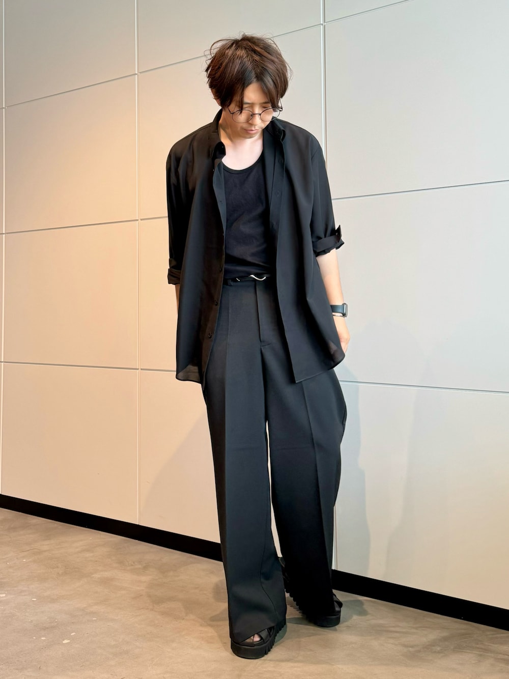 「シンプル、シンプルコーデ、シャツ、黒コーデ、モノトーン、モノトーンコーデ、メガネ男子」｜「CLELの【CLEL】Back Brushed TR Flare Slacks/バックブラッシュドTR フレアスラックス（スラックス、ブラック系）」を使った、‪mochiさん（メンズ・171cm）の夏コーディネートの1枚目の写真