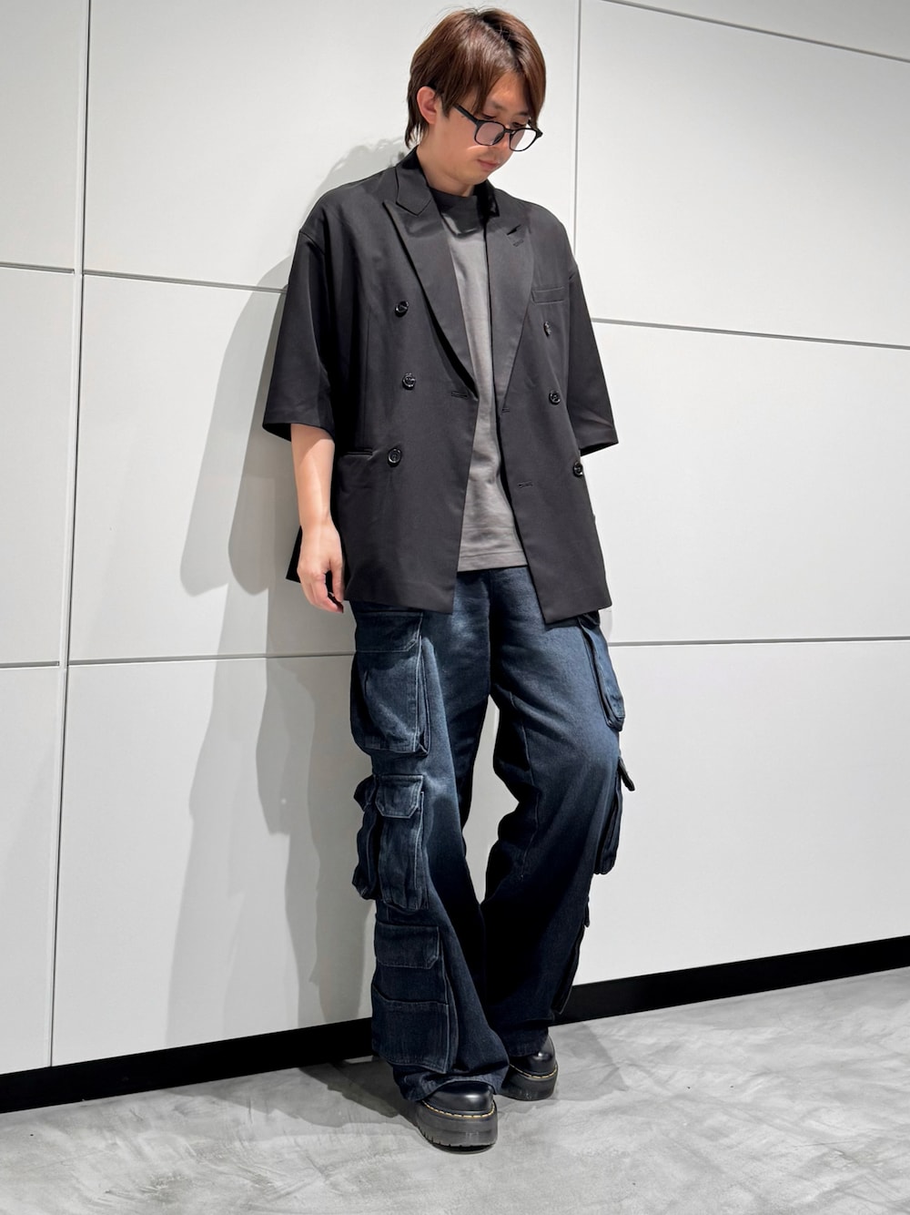 「ジャケット、春コーデ、春服コーデ、カーゴパンツ、デニムカーゴパンツ、メガネ男子、今日のコーデ、シンプル、シンプルコーデ」｜「CLELの【CLEL】Back Brushed TR Double Breasted Short Sleeve Tailored Jacket/バックブラッシュドTR ダブルブレスト半袖テーラードジャケット（テーラードジャケット、ブラック系）」を使った、‪mochiさん（メンズ・171cm）の春コーディネートの1枚目の写真