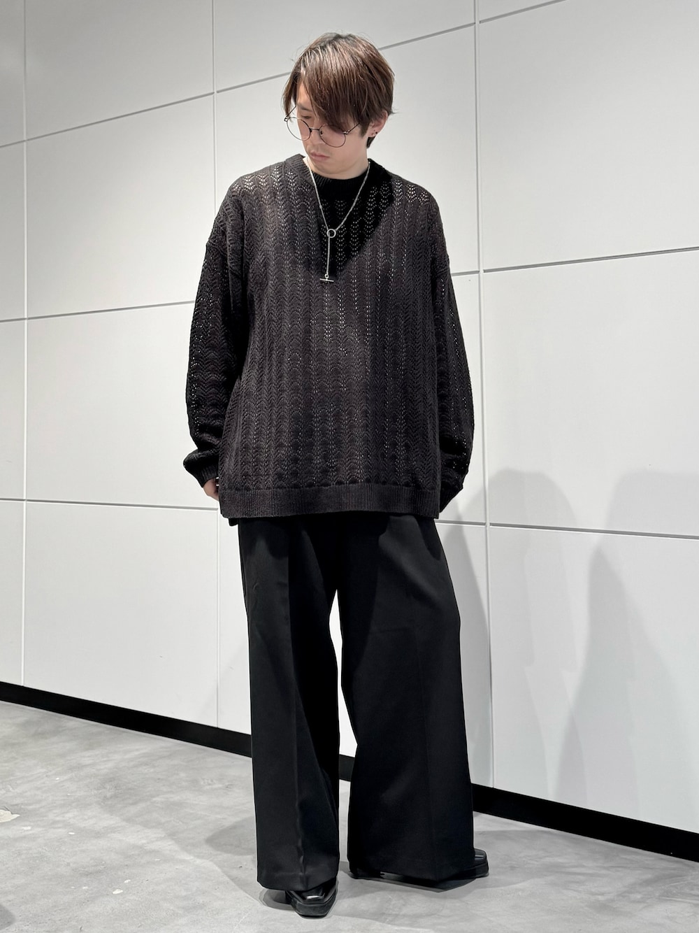 「モノトーン、モノトーンコーデ、シンプル、シンプルコーデ、ニット、スラックス、メガネ男子、秋冬コーデ」｜「CLELの【CLEL】Back Brushed TR Flare Slacks/バックブラッシュドTR フレアスラックス（スラックス、ブラック系）」を使った、‪mochiさん（メンズ・171cm）の秋コーディネートの1枚目の写真