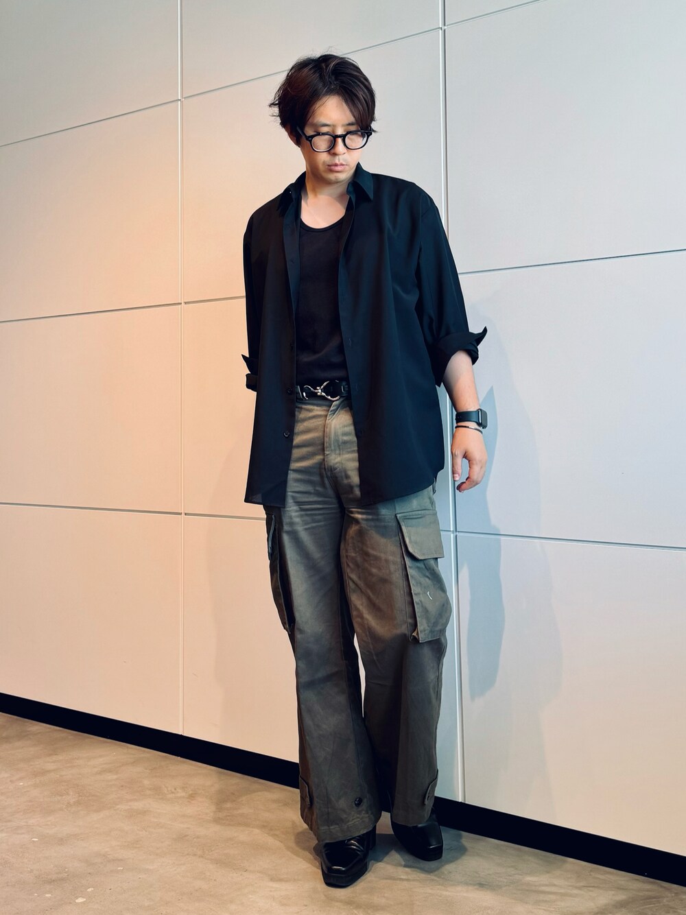 「シンプルコーデ、シンプル、シャツ、メガネ男子、キレイめ」｜「CLELの【CLEL】M-47 Type Military Flare Cargo Pants/M-47 タイプ ミリタリー フレア カーゴ パンツ（カーゴパンツ、グリーン系）」を使った、‪mochiさん（メンズ・171cm）の夏コーディネートの1枚目の写真