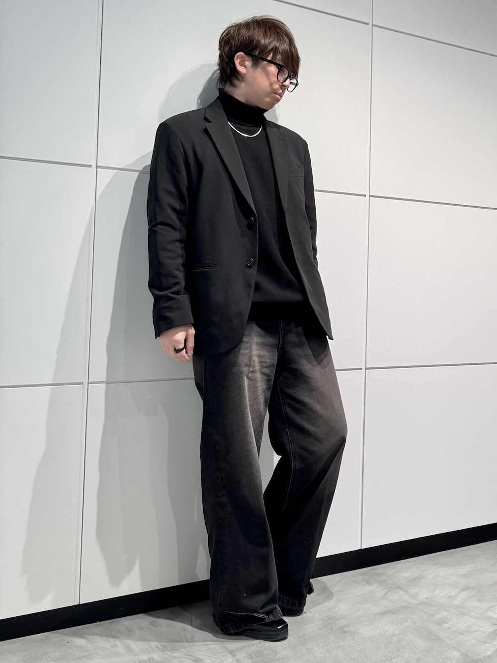 「ジャケット、モノトーン、タートルネック、モノトーンコーデ、シンプル、シンプルコーデ、春コーデ、ブーツ、春服コーデ、ブラック」｜「ADRERのextra quality wide flare pants/エクストラクオリティワイドフレアパンツ（その他パンツ、ブラック系）」を使った、‪mochiさん（メンズ・171cm）の春コーディネートの1枚目の写真