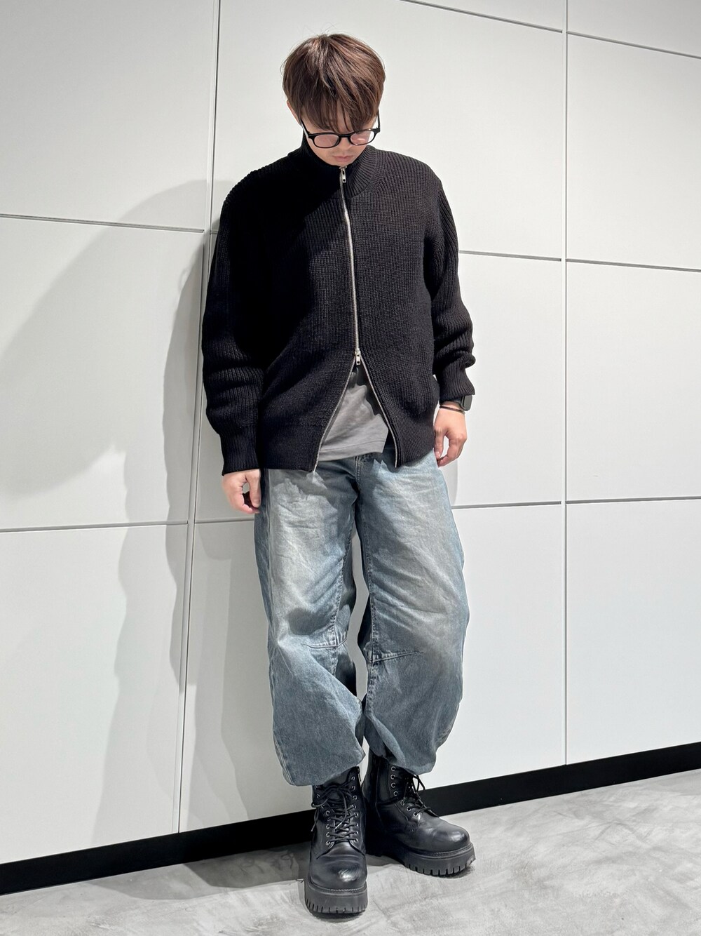 「GU、バレルレッグジーンズ、ドライバーズニット、ブーツ、メガネ男子、秋冬コーデ、シンプル、シンプルコーデ」｜「GUのバレルレッグジーンズ（デニムパンツ、ブルー系）」を使った、‪mochiさん（メンズ・171cm）の冬コーディネートの1枚目の写真