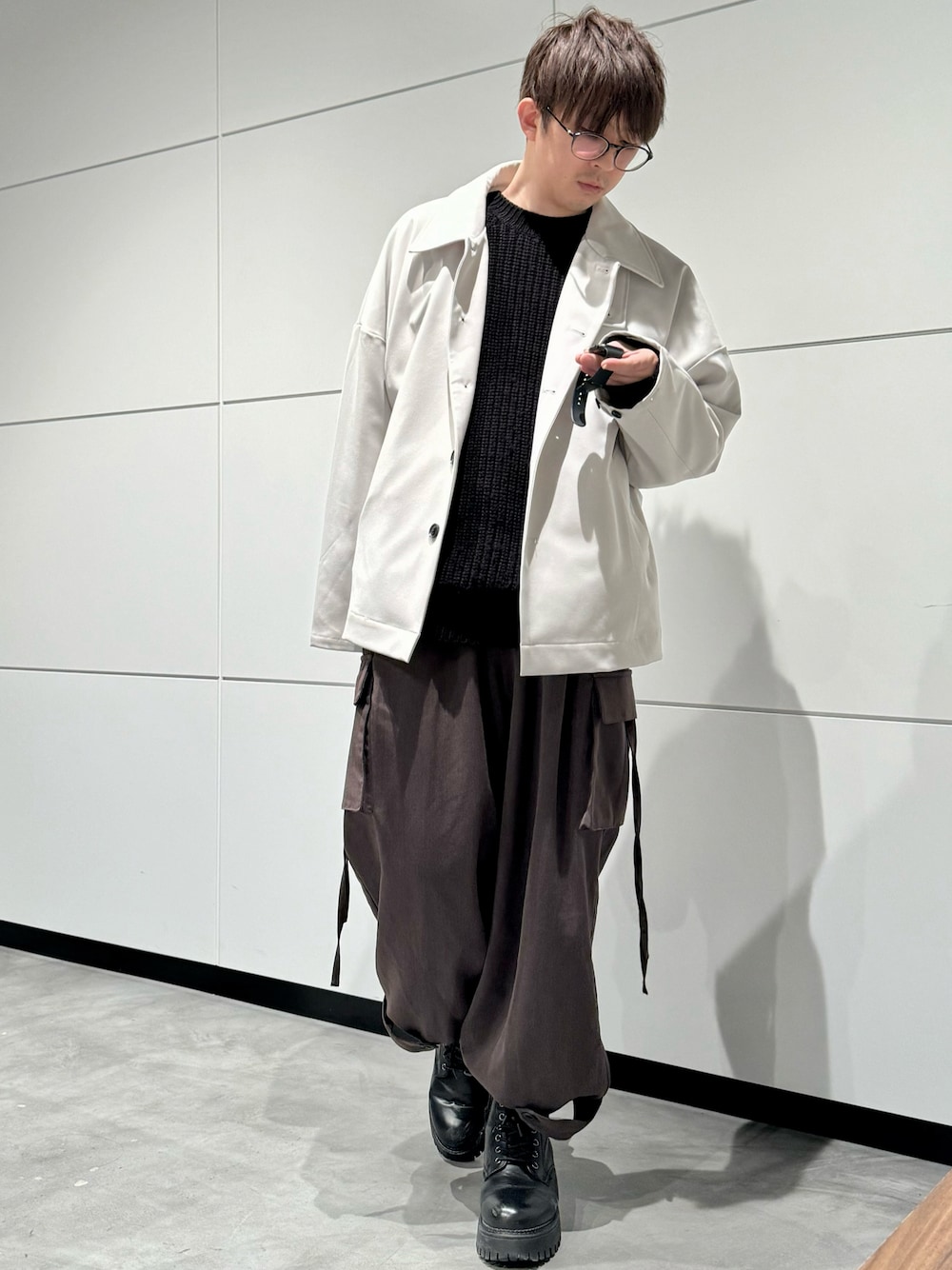 「春のおしゃ見えテクニック、カーゴパンツ、春コーデ、シンプルコーデ、シンプル、メガネ男子、実はオフィス着、撮影場所は会議室」｜「Loose/ルースのドレープ オーバードルマンショートステンカラーブルゾン（ブルゾン、グレー系）」を使った、‪mochiさん（メンズ・171cm）の春コーディネートの1枚目の写真