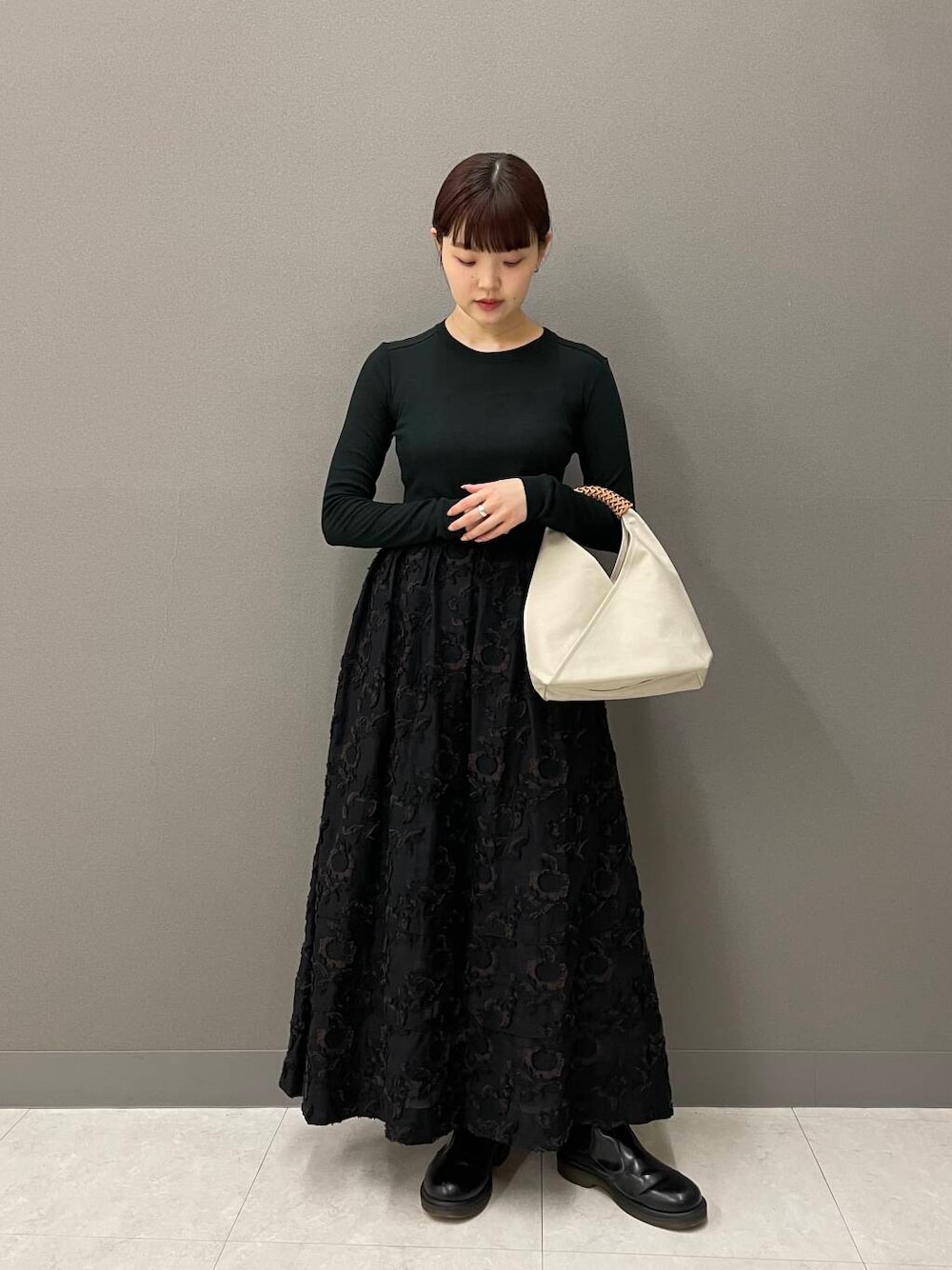 その他のスカート、ブラック系のTシャツ/カットソーを着用したレディースの夏コーディネートの1枚目の写真