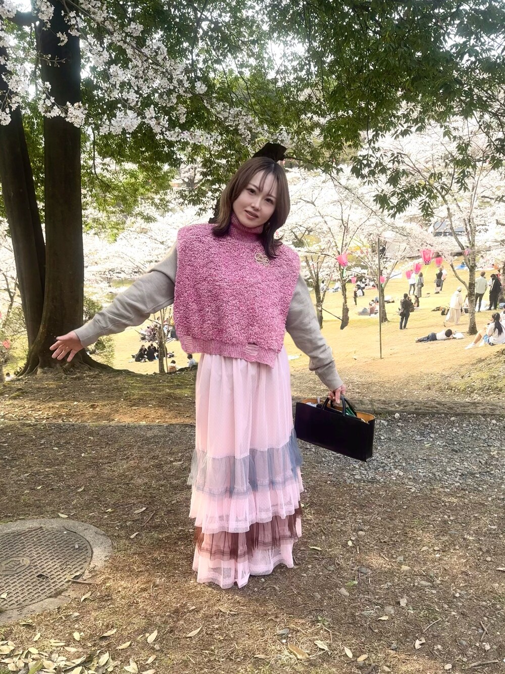 「春めき満開コーデ、春服、おでかけコーデ、今日のコーデ、大人ガーリー、はるコーデ、スカートスタイル、ワントーンコーデ、いいね、save、フォローお願いします🤑、AMERI、HELLOSANFRANCISCO」｜「Ameriのアイテム（ニット/セーター、ピンク系）」を使った、小都ミクさん（レディース・157cm）の春コーディネートの1枚目の写真