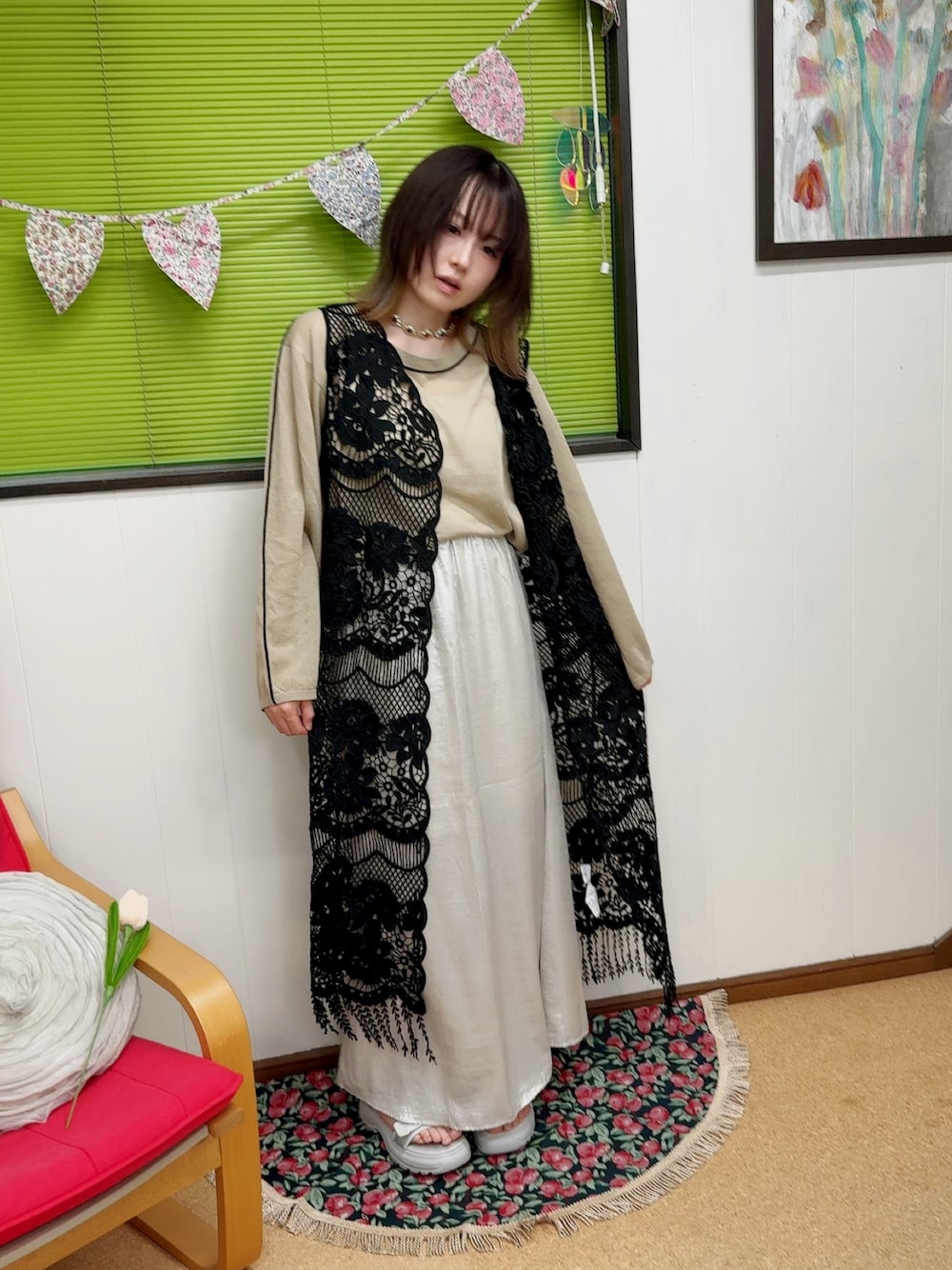 「夏ルックで気分アップ、オトナ女子、大人コーデ、お出かけコーデ、おしゃれさんと繋がりたい、ワントーンコーデ、ジレ、スカート、スポーツサンダル」｜「CIAOPANIC TYPYの配色ラインシアーチュニック（ニット/セーター、ベージュ系）」を使った、小都ミクさん（レディース・157cm）の夏コーディネートの1枚目の写真