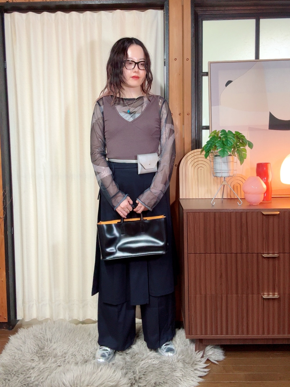 ブラウン系のタンクトップ、その他のTシャツ/カットソー、ブルー系のその他パンツを着用したレディースの夏コーディネートの1枚目の写真