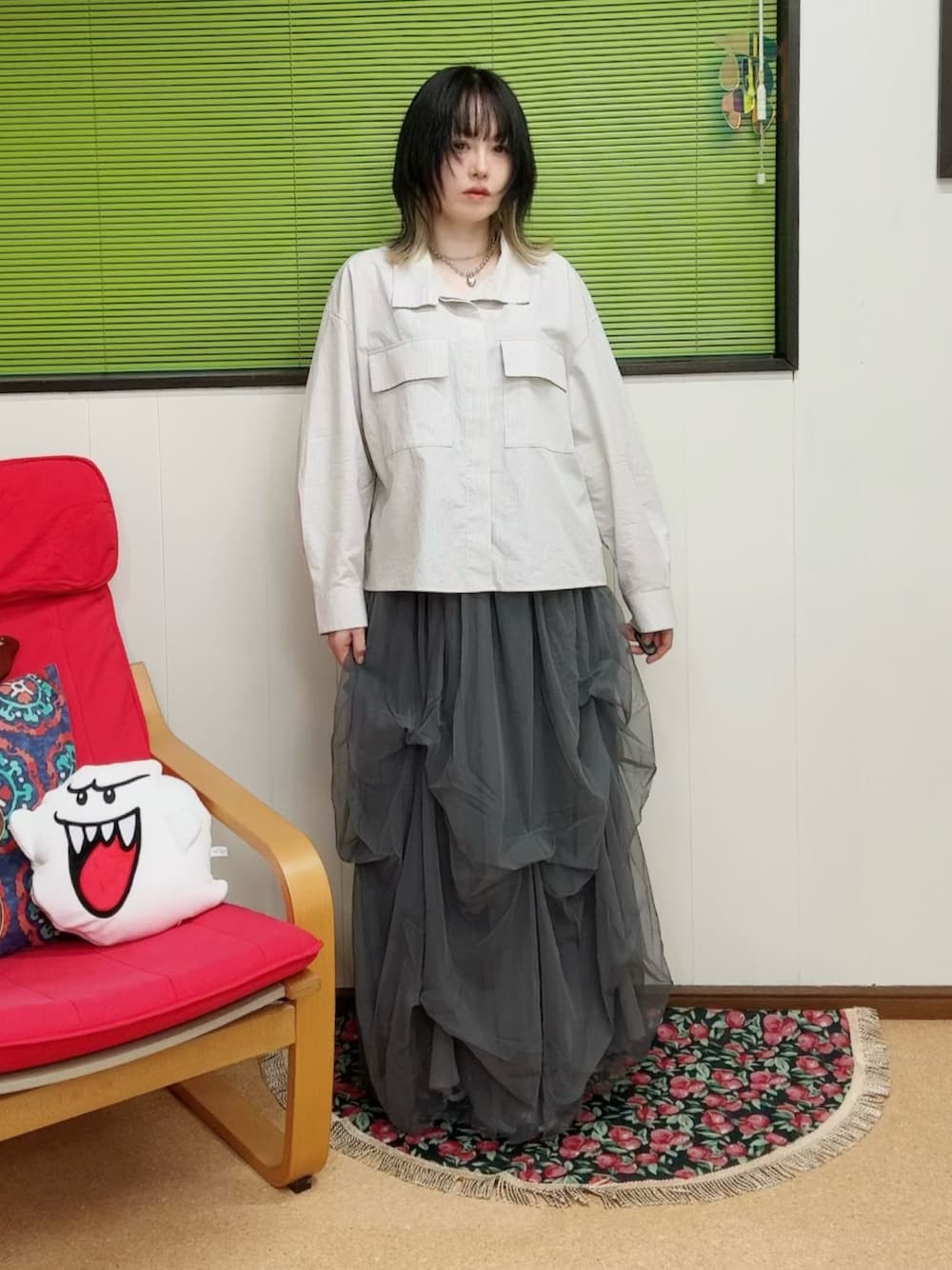 ベージュ系のシャツ/ブラウス、グレー系のスカートを着用したレディースの秋コーディネートの1枚目の写真