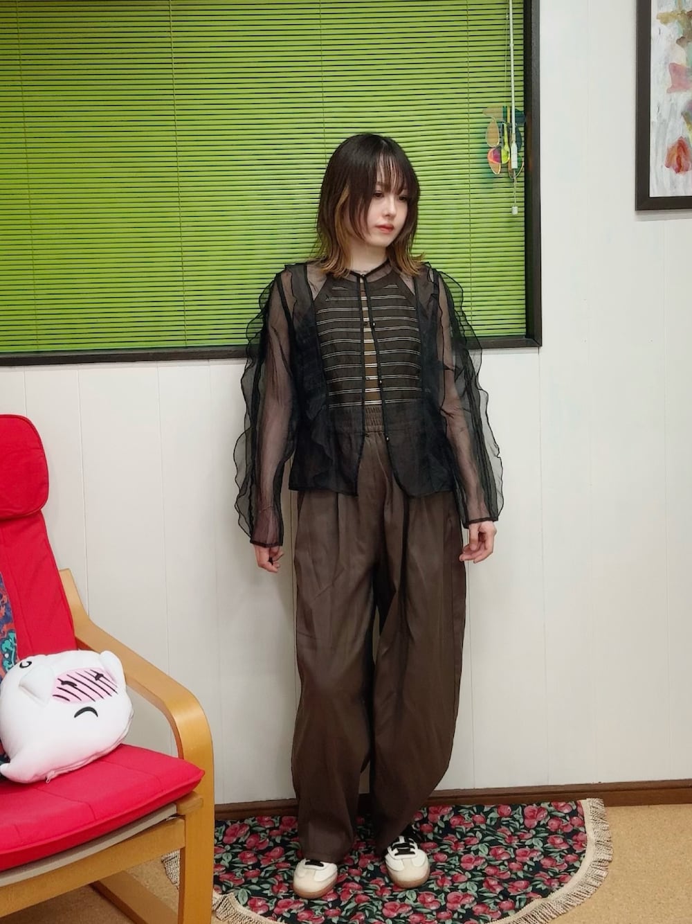 「ブラウン、秋服準備はじめました、オトナ女子、シンプルスタイル、今日のコーデ、いいね、save、フォローお願いします🤑、LOWRYS FARM」｜「ADAM ET ROPE'の【サステナブル】シアーフリルブラウス（シャツ/ブラウス、ブラック系）」を使った、小都ミクさん（レディース・157cm）の夏コーディネートの1枚目の写真