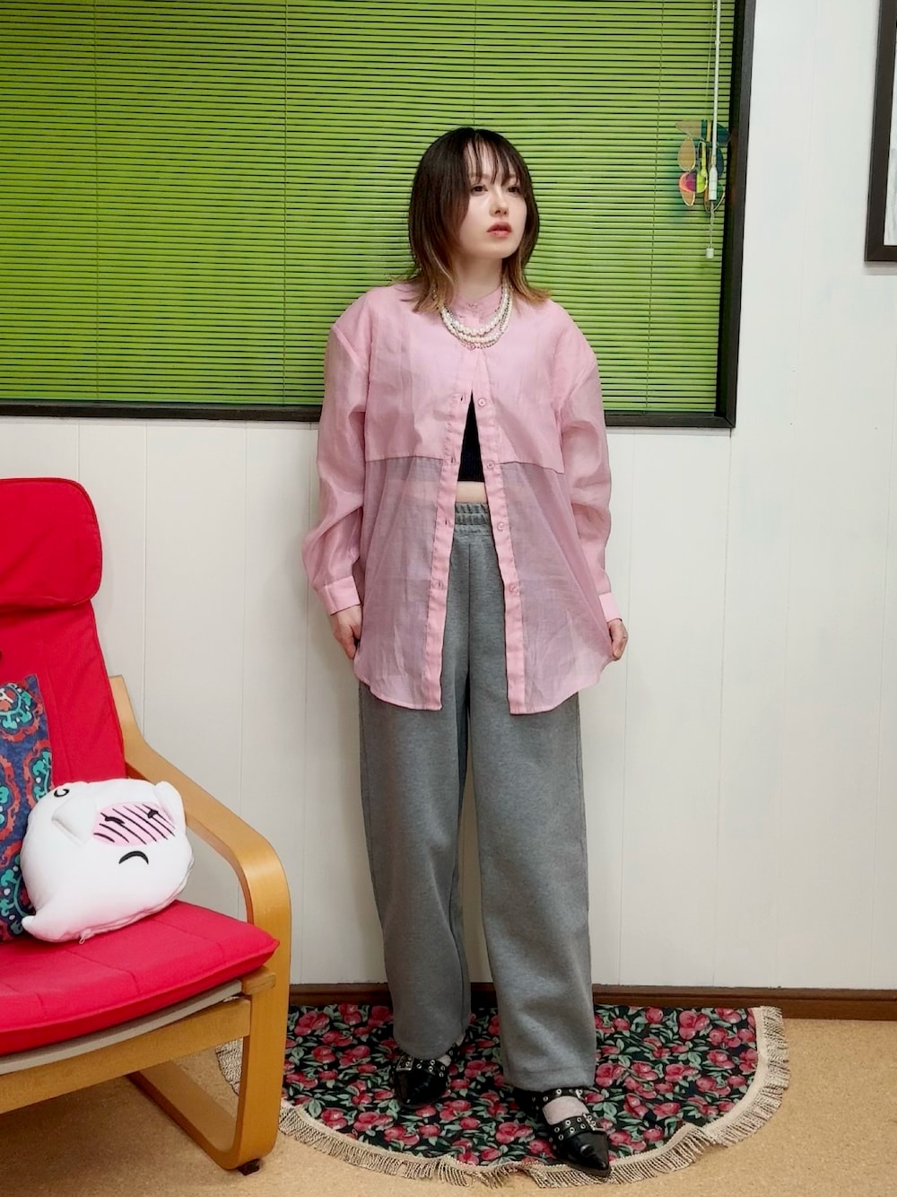 ブラック系のパンプス、ピンク系のシャツ/ブラウス、グレー系のスウェットパンツを着用したレディースの夏コーディネートの1枚目の写真