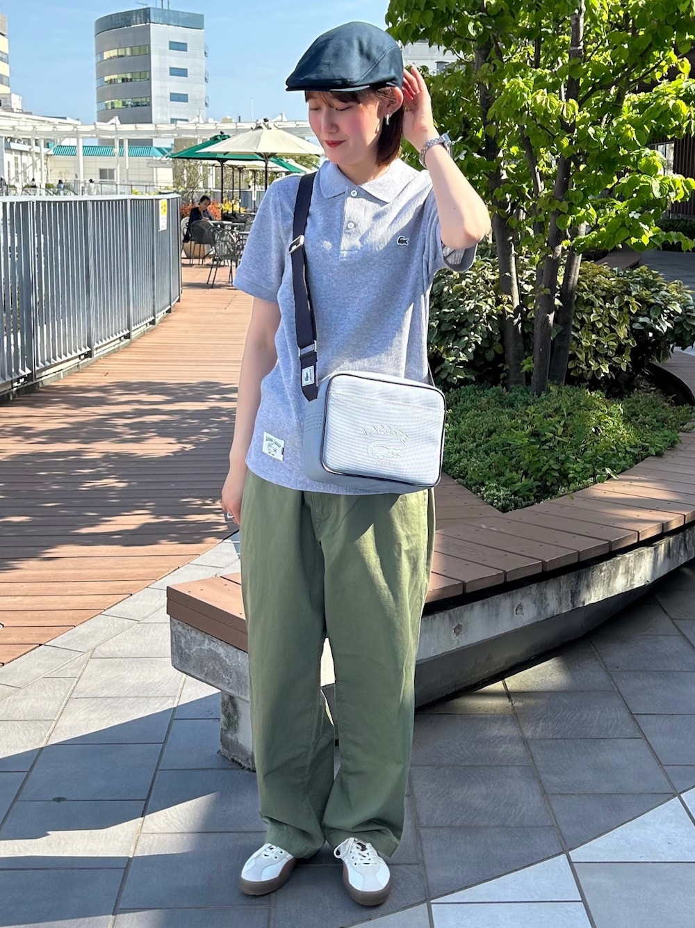「ワイドパンツ、シンプルスタイル、ハンチング帽、ポロシャツ、メンズライク、カジュアルコーデ、ワッフル、グレー、カーキパンツ、チノパン」｜「LACOSTEのスクエアニットポロシャツ（ポロシャツ、グレー系）」を使った、Yuiさん（レディース・165cm）の春コーディネートの1枚目の写真