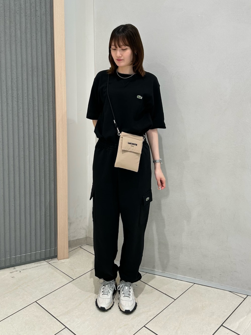 「モノトーン、カーゴパンツ、スポーツミックス、スニーカー、ブラックコーデ、シンプルスタイル、ゆるシルエット、Tシャツ、ラコステ、スウェットパンツ、スマホショルダー、オーバーサイズ、セットアップ、鹿の子素材」｜「LACOSTEのL.12.12アレンジ ガゼット付き鹿の子地 半袖Tシャツ（Tシャツ/カットソー、ブラック系）」を使った、Yuiさん（レディース・165cm）の秋コーディネートの1枚目の写真