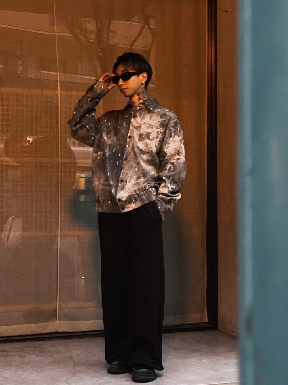 「柄シャツ、サングラス、ワイドパンツ、いいね、save、フォローお願いします🤑、スウェット、ootd、お出かけコーデ、シャツスタイル」｜「ANDRAPの【ZOZOTOWN限定】ANDRAP/アンドラップ/SWEAT PANTS/スウェットパンツ（スウェットパンツ、ブラック系）」を使った、u.shojiroさん（メンズ・172cm）の春コーディネートの1枚目の写真