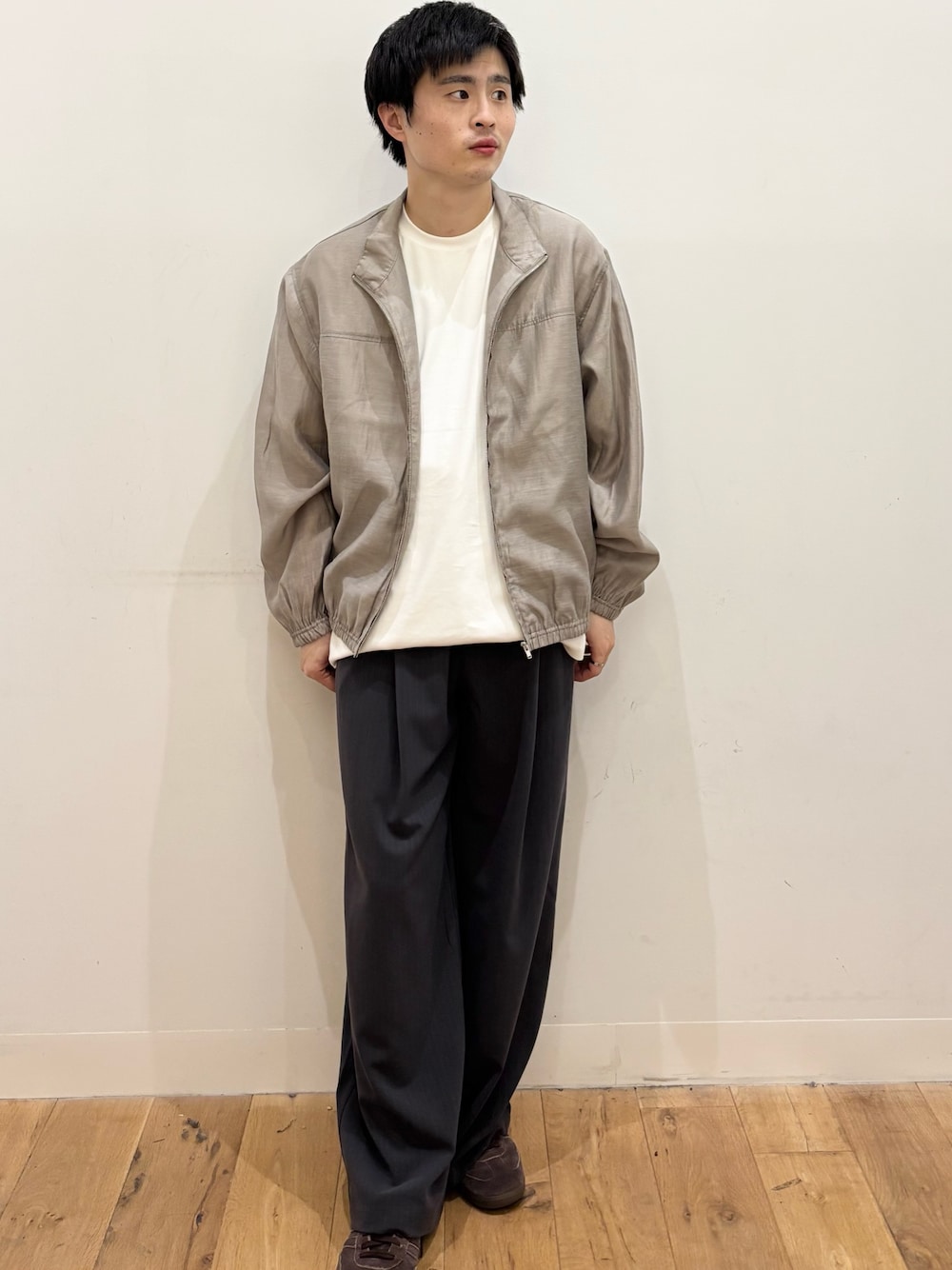 ベージュ系のブルゾン、ホワイト系のTシャツ/カットソー、グレー系のその他パンツを着用したメンズの秋コーディネートの1枚目の写真